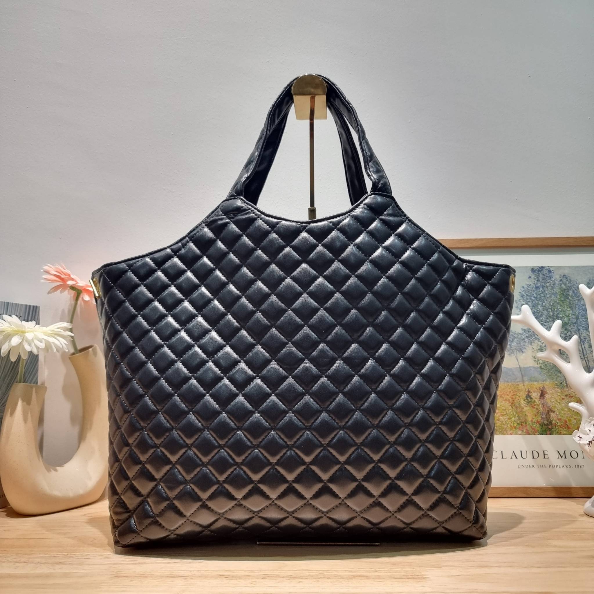 YSL tote bag / YSL ICARE MAXI SHOPPING BAG พร้อมส่ง 3 สี กระเป๋าใบใหญ่ทรงโท้ท ที่เอาอยู่ทุกลุค จุของได้แบบไม่ต้องกังวล พิเศษแถมใบลูกให้อีกใบ คุ้มค่ามากๆบอกเลย