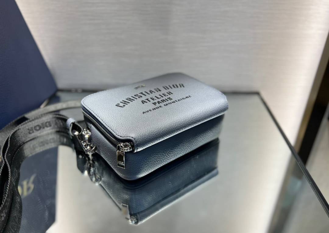 DIOR Grained Calfskin Double Zip Crossbody Pouch / DIOR WITH ATELIER SIGNATURE DARK GRAY GRAINED CALFSKIN POUCH WITH SHOULDER STRAP BAG เกรดเทพออริจินอล หนังแท้ ภาพถ่ายจากสินค้าจริง ใช้งานต่างประเทศได้