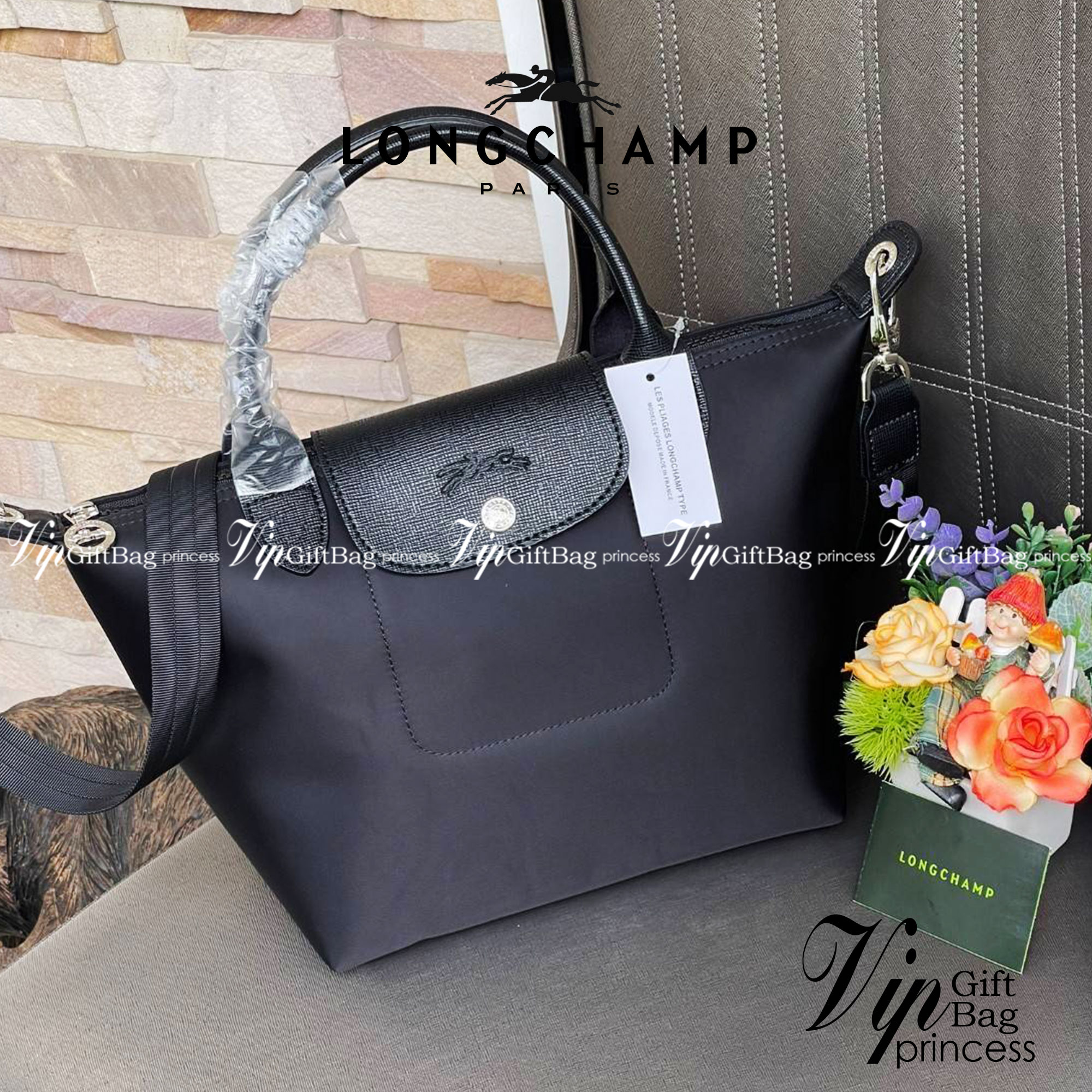 Longchamp Le Pliage Neo Size S มาพบกับกระเป๋ารุ่นยอดนิยม ที่สาวๆ ต้องมีไว้เก็บไว้สักใบ กระเป๋าโท้ทใบนี้ มาพร้อมกับสีที่มีสไตล์เรียบง่าย มีสายสะพายยาวช่วยให้คุณสามารถสะพายไหล่ได้อย่างสบาย ในขณะที่ที่ปิดแบบซิปช่วยให้คุณมั่นใจได้ว่าของด้านในมีความปลอดภัย Le 