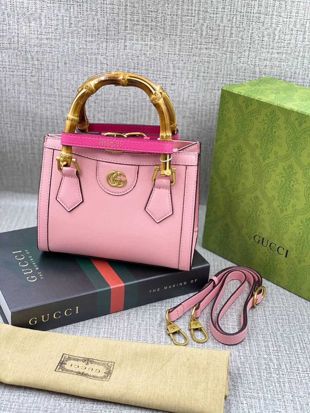 VIP GIFT 】หนังแท้ GUCCI Diana mini tote bag กระเป๋างานหูไม้ไผ่สุดคลาสสิก ดีไซน์มาใหม่พร้อมเข็ดขัดหนังสีสะท้อนแสงประดับตรงหูกระเป๋า ขนาดมินิกำลังน่ารักเลยค่ะ วัสดุหนังแท้ อะไหล่ทอง งานสวยตั้งอยู่ทรง มีสายสะพายยาว 1เส้น สามารถปรับระดับได้-ถอดได้ งานเก๋ไก๋ที