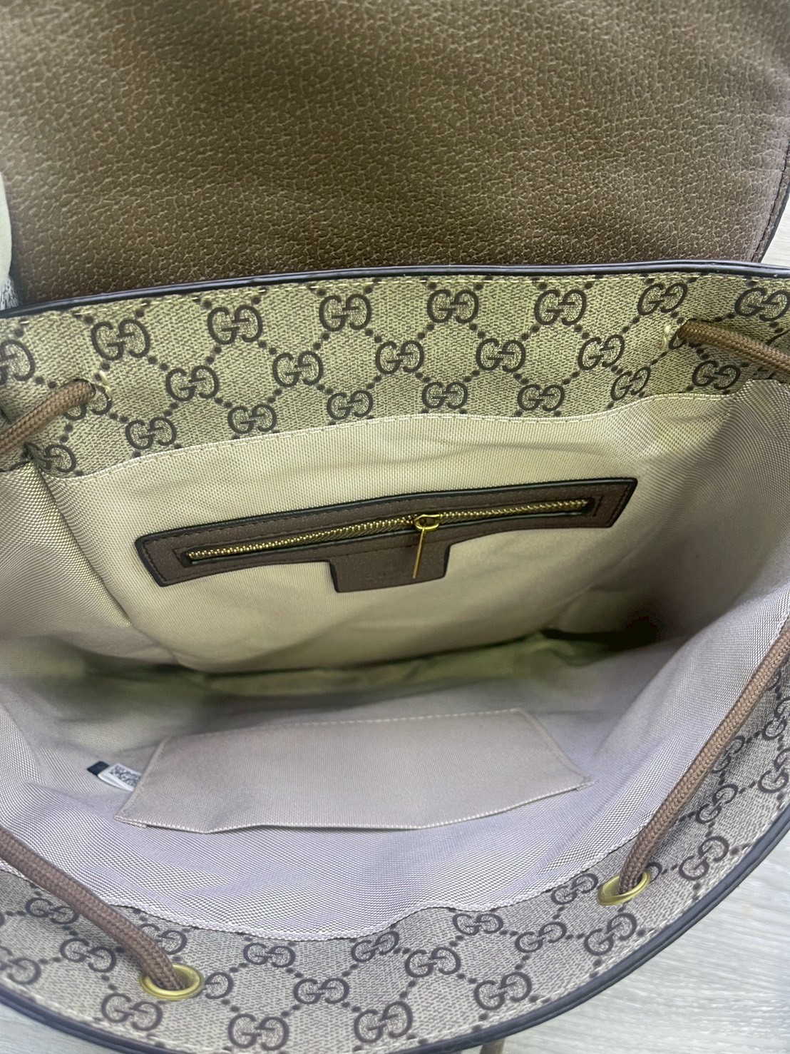 GUCCI Ophidia small backpack กระเป๋าเป้ แคนวาส GG Supreme พาเลตต์สีน้ำตาลเบจที่สวยงามเหนือกาลเวลา โดดเด่นด้วยลาย Double G ขนาดกำลังเหมาะ ไม่เล็กไม่ใหญ่จนเกินไป ใช้งานง่าย