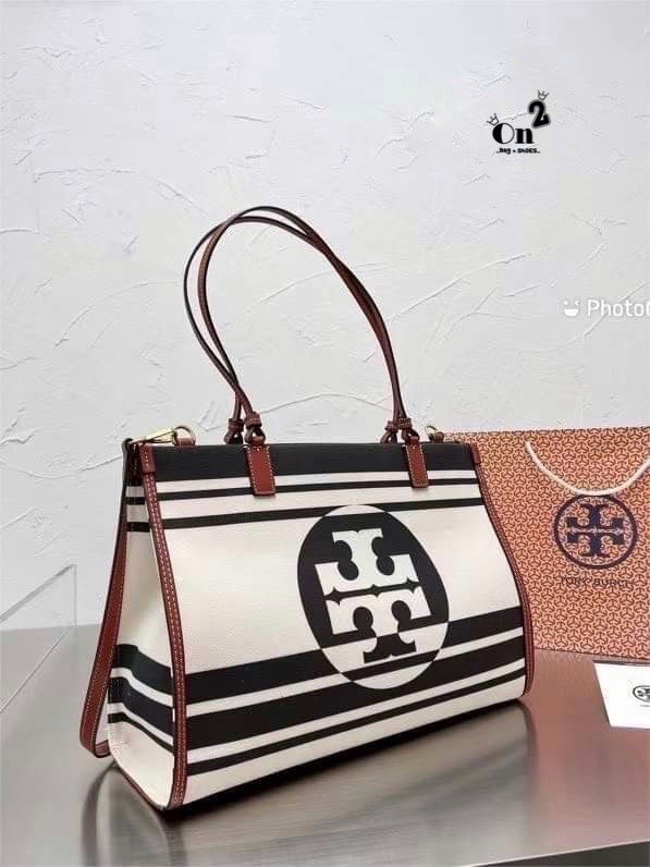 Tory Burch Ella Jacquard Stripe Tote มี 2 ขนาด 10" 13" กระเป๋าสะพาย Tory 😍😍ทรง tote มาใหม่ ผ้าแคนวาสอย่างดี ตัดขอบหนังสีน้ำตาลขนาดกำลังดี จุของได้เยอะเลยค่ะ งานจริงสวยน่าใช้มากๆ