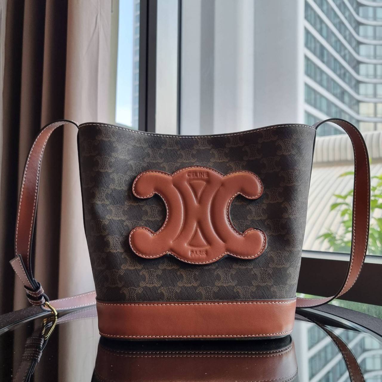 VIP 】CELINE BUCKET BAG CUIR TRIOMPHE คอลเลคชั่นใหม่ ฮิตข้ามปี กับกระเป๋าสะพายทรงถัง ใช้งานง่ายที่สุด สายสะพายในตัว ปรับใช้ได้เลย วัสดุหนังวัว เรียบหรู ผู้ดีไปอีก โดดเด่นด้วยโลโก้เอกลักษณ์ มีกระดุมปิดที่ปากกระเป๋า ภายในโล่งกว้าง ใส่ของแบบจุๆไปเลย เป็นรุ่นท