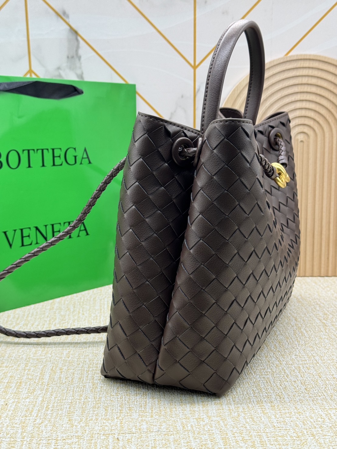 BOTTEGA Medium Andiamo embellished intrecciato leather tote 32cm กระเป๋าสะพายดีไซส์สานเป็นเอกลักษณ์ หนัง nappa นิ่มสวยงาม