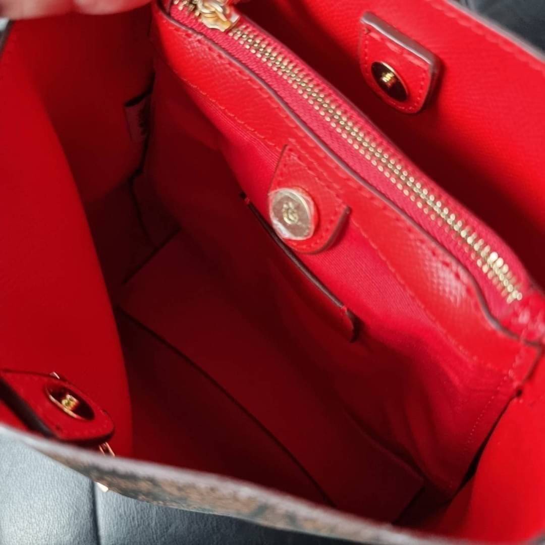 COACH 2312 SMALL TOWN BUCKET BAG IN SIGNATURE CANVAS รุ่นยอดนิยมใบเล็กมาครบสีแล้วจ้า กระเป๋าทรงบัคเก็ต สีผู้ดี๊ผู้ดี ตัวกระเป๋าดีไซน์คลาสสิคลายซี ดูโดดเด่น วัสดุหนังแคนวาสเคลือบลาย สวยคมทุกมุมจริงๆ!! เปิด-ปิดด้วยกระดุมแม่เหล็กทั้ง 2 ฝั่ง ภายในเป็นช่องโล่ง