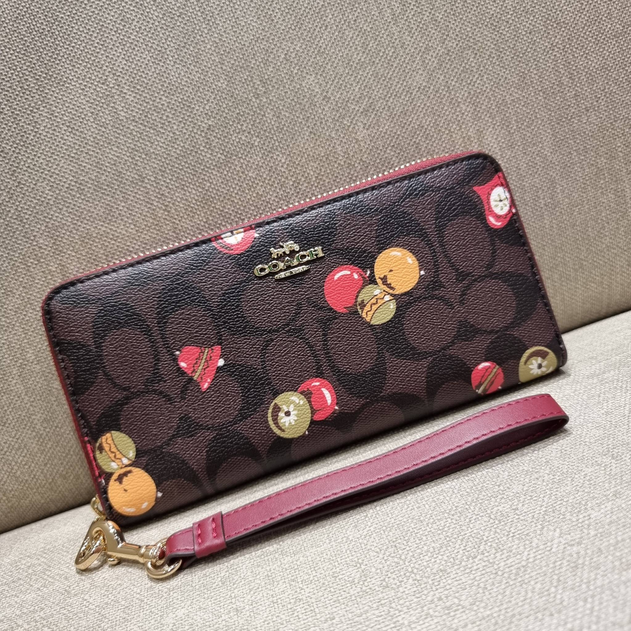 COACH C7410 LONG ZIP AROUND WALLET WITH ORNAMENT PRINT ความสวยต้องส่งต่อ!! คอลเลคชั่นใหม่ 2IN1 คุ้มค่าแบบที่สุด กระเป๋าสตางค์กึ่งคล้องมือ ดีไซน์ลวดลายสดใส น่ารักน่าใช้ คลาสสิคใช้ง่าย ไม่มีเบื่อ วัสดุหนังแคนวาสเคลือบลาย มาพร้อมสายคล้องมือ ถอดออกได้ ภายในใส