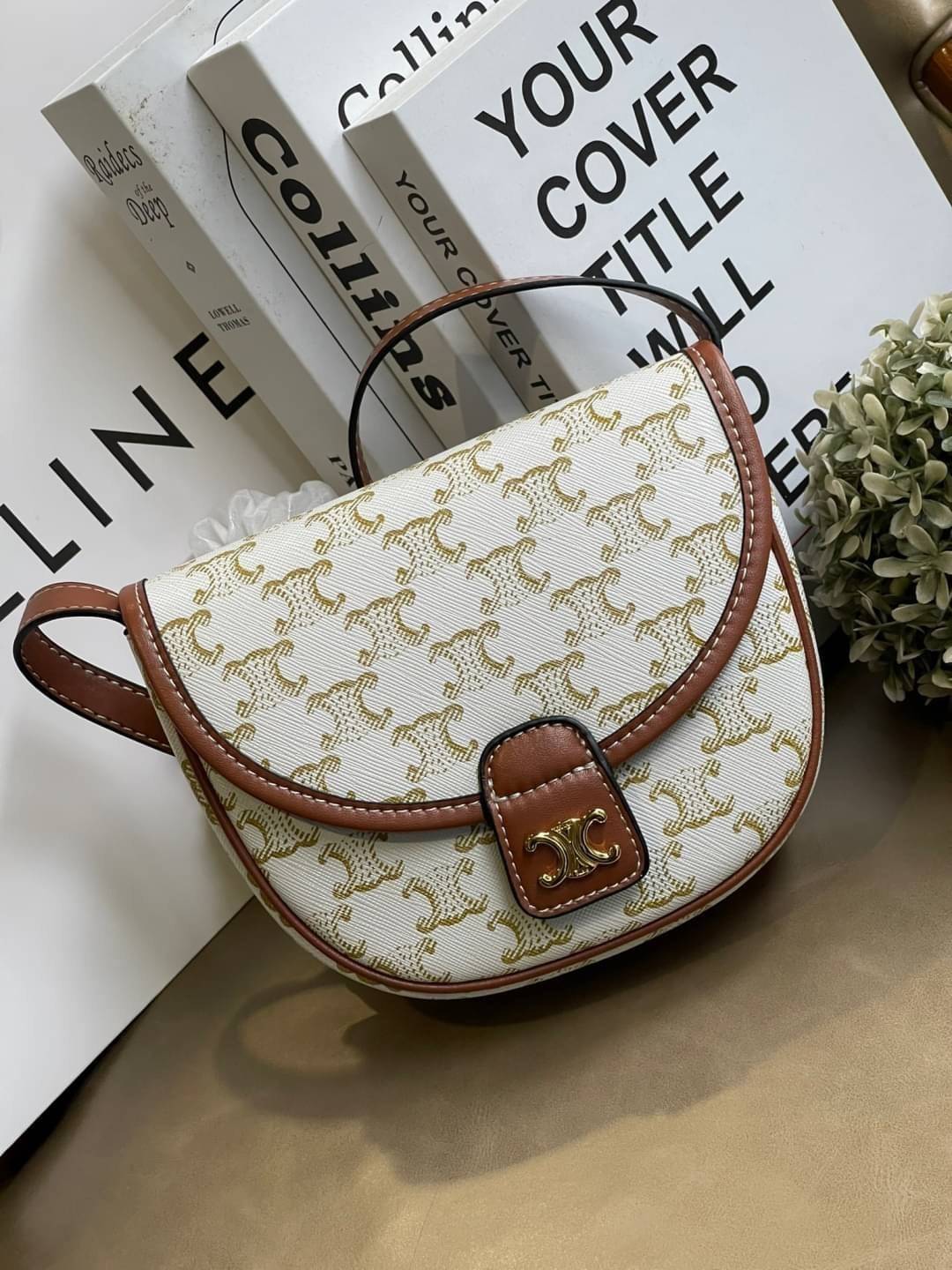CELINE MINI BESACE IN TRIOMPHE CANVAS หรูหราไปกับกระเป๋าหนังแคนวาสลาย triompe ด้วยขนาดที่กะทัดรัดและดีไซน์ที่เรียบหรูนี้ จึงสามารถนำไปแมทช์กับการแต่งตัวได้ง่าย ไม่ว่าจะเป็นสไตล์การแต่งตัวเท่ ๆ จนถึงสไตล์การแต่งตัวน่ารัก ๆ เพิ่มความหรูหราและโดดเด่นด้วยการต