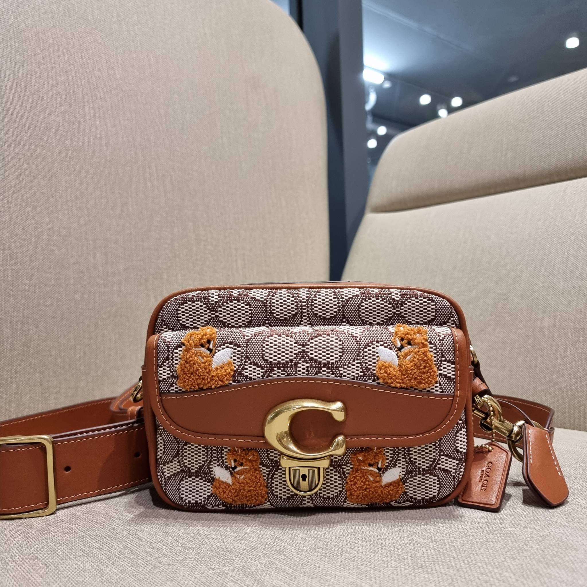 COACH C7764 STUDIO CAMERA BAG 19 IN SIGNATURE TEXTILE JACQUARD WITH CREATURES น้องเล็กใหม่สุดอีกหนึ่ง!! ขนาดเล็กกะทัดรัด มาแบบเลิศๆหรูๆมากแม่ พร้อมเทกเจอร์สุดคิ้วท์!! กระเป๋าสะพายข้างลุคไฮน์ ที่ดีไซน์ออกมาได้ปัง และดูแพงมากๆ ด้วยดีเทลคลาสสิคผสานความเป็นเอ