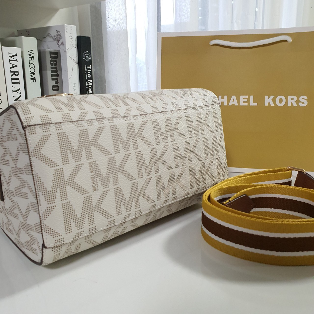 MICHEAL KORS HAYES DUFFLE BAG กระเป๋าสะพายทรงหมอนยอดฮิต ขนาดกลาง วัสดุหนังสังเคราะห์ปั้มลาย MK ทั้งใบ สวยอยู่ทรง ประดับโลโก้แบรนด์ด้านหน้า ด้านในบุผ้าไนลอน มีช่องซิปอีกหนึ่งช่อง สามารถใส่กระเป๋าสตางค์ใบยาว มือถือ iphone เงิน ของจุกจิกได้ มาพร้อมแท็กห้อยสุ