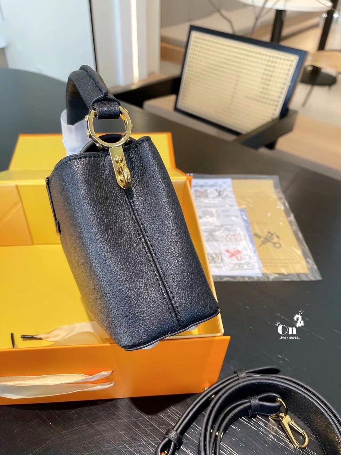 LV capucines top handle กระเป๋าถือสุดหรู ดีไซน์ทรงคลาสสิค อะไหล่สีทองปั้มทุกจุด มาพร้อมสายสะพายยาวงานจริงสวยทุกมุมเป๊ะปังมากค่ะ งานมาพร้อมหูจับในตัว ที่สุดของความสวยในราคาเบาๆ ด้วยรูปทรงวินเทจและวัสดุหนังลูกวัวสังเคราะห์ สัมผัสดี ขับผิว ทำให้ไอเท็มนี้สะกด