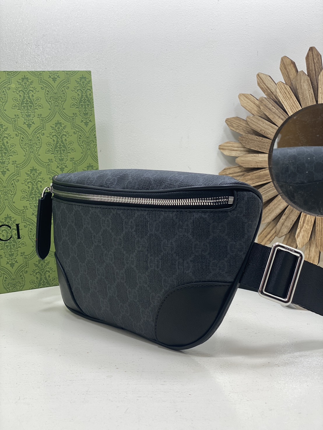 ORI หนังแท้ | GUCCI GG Emblem small belt bag กระเป๋าคาดอก/คาดเอวปรับโฉมใหม่ สวยสง่างาม สปอร์ตและเท่กว่าเดิม แต่ยังคงความคลาสสิค