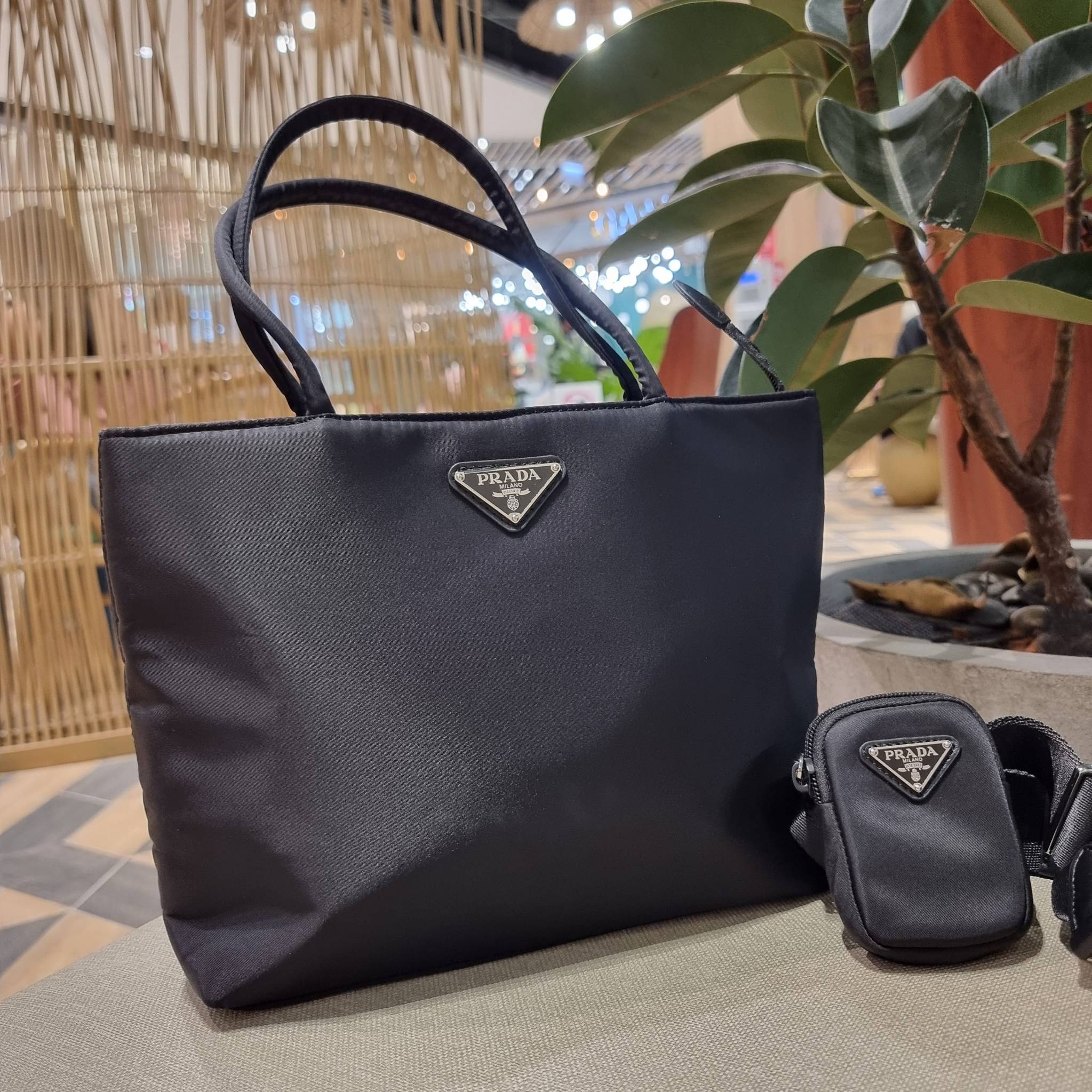 PRADA RE-NYLON TESUTO TOTE BAG กระเป๋าทรงช้อปปิ้ง ขนาดกำลังสวย รุ่นหายาก ขายดีตลอดกาล!!ด้วยรูปทรงที่ใช้งานง่ายและสะดวก ทำให้ครองใจทั้งสาวๆและหนุ่มๆได้ไม่ยาก วัสดุผ้าไนล่อนคุณภาพ พร้อมใบลูก ไว้ใส่เหรียญ ใส่กุญแจได้สารพัด ปากกระเป๋ามีซิปปิดกันของหล่น ภายในเ