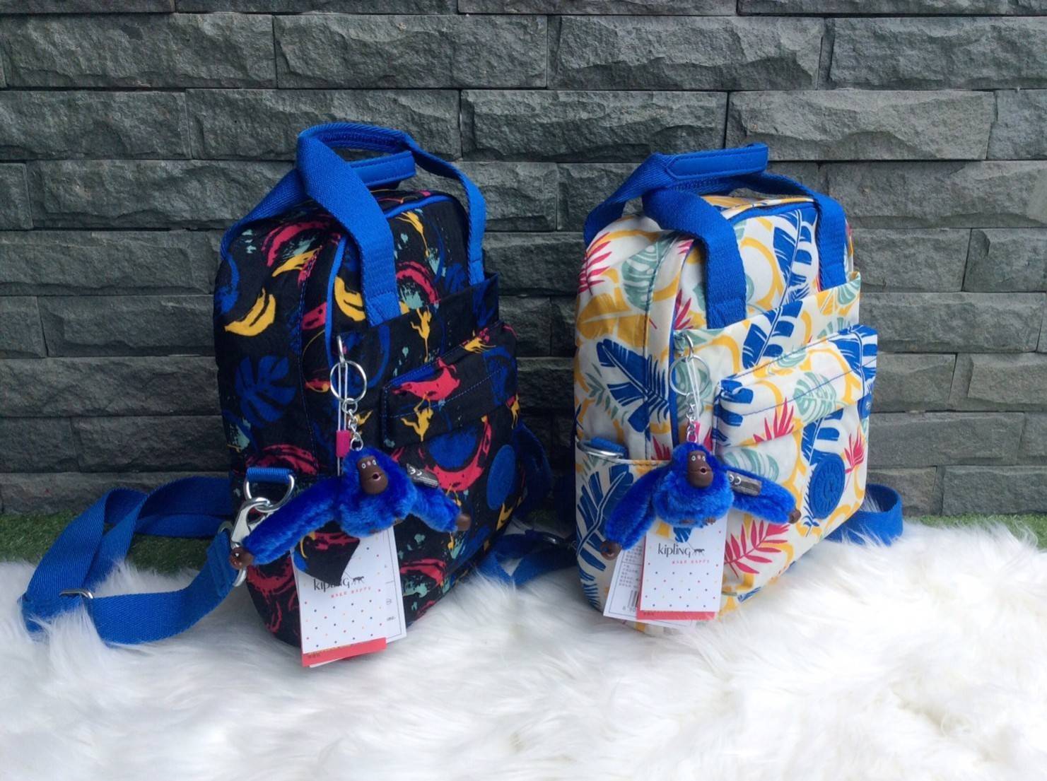 Kipling Mini Backpack 2017 k12688 small flower printed มีพวงกุญแจ Promptpay , พวงกุญแจลิง ,พวงกุญแจอะไหล่ สัญญาลักษณ์ แบรนด์ --------- กระเป๋าขนาดมินิ สามารถใช้งานได้ 3 แบบ : เป็นสะพายหลังได้ / สะพายข้างได้ / มีหูหิ้วถือได้ มีหลายลายให้เลือก ลายสวยน่ารัก 