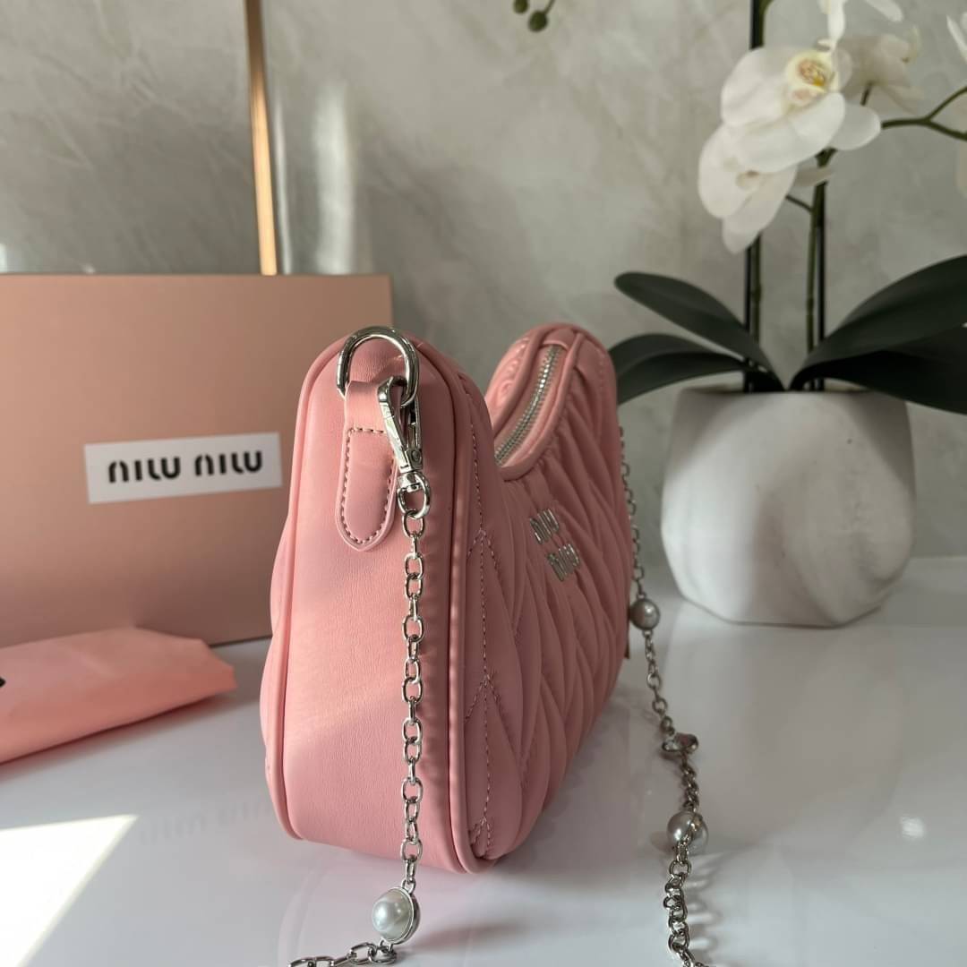 MIU MIU matelasse nappa leather shoulder bag กระเป๋าสะพายข้าง สายสะพายประดับไข่มุกและคริสตัล ให้ความละมุม ลุคคุณหนูน่ารักสุดๆคะ