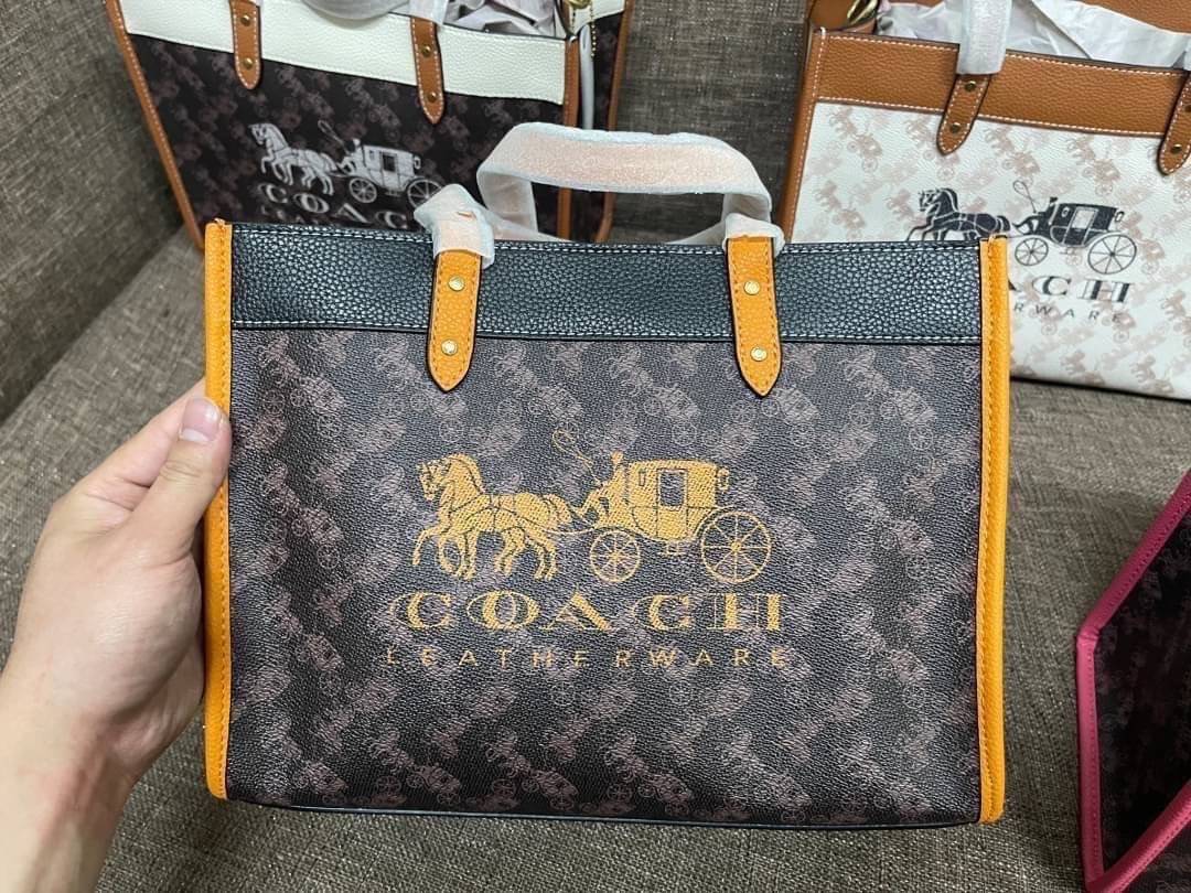 COACH FIELD TOTE 30 WITH HORSE AND CARRIAGE PRINTAND CARRIAGE BADGE 📣พร้อมส่งที่ไทย ใหม่ล่าสุด บอกเลยสีสวย สุดคลาสสิคมากๆ