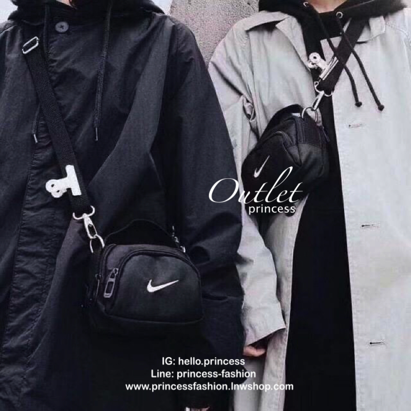Nike mini swoosh shoulder bag กระเป๋าถือหรือสะพาย ขนาดมินิ ดีไซน์สุดเก๋จากNike แบรนด์sport สายสกรีนโลโก้แบรนด์ปรับระดับฟรีไซส์ได้ มีช่องซิปใช้งานหลายช่อง พร้อมตัวหนีบแบรนด์ในเซทเฉพาะรุ่น ใส่ไอโฟนพลัส ของจุกจิกแยกใส่ได้เป็นสัดส่วน อีกหนึ่งรุ่นลิมิเตทที่ใช้