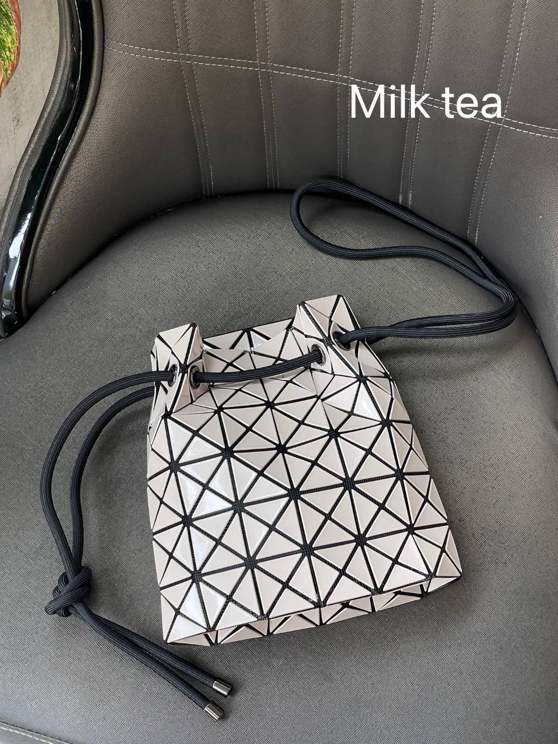 Baobao Issey Miyake Wring Small Bag กระเป๋าสะพายครอสบอดี้พร้อมสายรูดเปิดปิด สามารถปรับความยาวของสายได้ตามสไตล์ความชื่นชอบ ด้วยดีไซน์ทรงน่ารัก เหมาะสำหรับให้สาวๆหยิบใช้ในวันสบายๆ แต่เต็มเปี่ยมไปด้วยความคล่องแคล่ว ไฮไลต์ของซีซั่นนี้คือกระเป๋าที่มาพร้อมกับเช