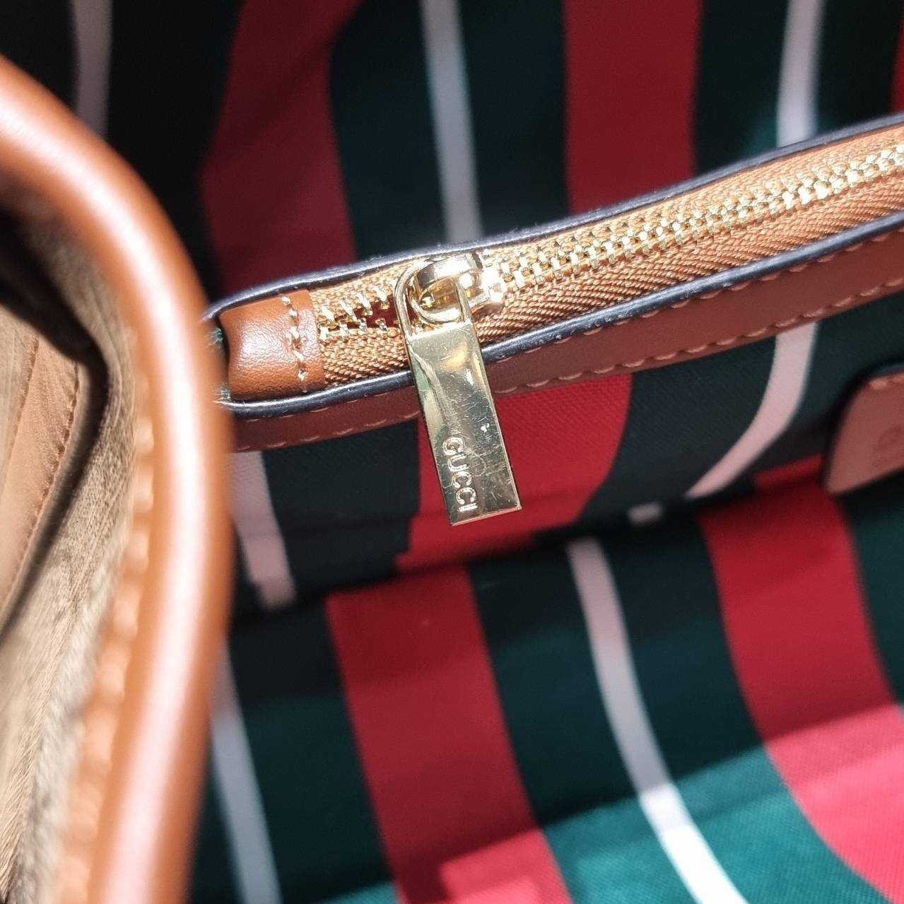 GUCCI GG Emblem small tote bag กระเป๋าทรงโท้ทสะพายไหล่ ที่ขนาดกำลังสวย ใส่ของได้แบบจุกๆ หูสะพายปรับและถอดออกได้ เก๋มากๆ