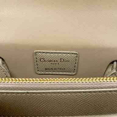 หนังแท้ DIOR Medium ST Honore Tote Collection Fall/Winter 2020-2021 มาในรูปแบบกระเป๋าทรงสี่เหลี่ยมที่ได้มาตรฐาน ทำจากหนังลูกวัว (Calfskin) ลายเกรน ซึ่งสื่อถึงความหรูหราได้อย่างลงตัว ตัวด้ามจับ มีการเย็บเข้าด้านในของกระเป๋าเพื่อเพิ่มความแข็งแรงทนทาน ด้านหน