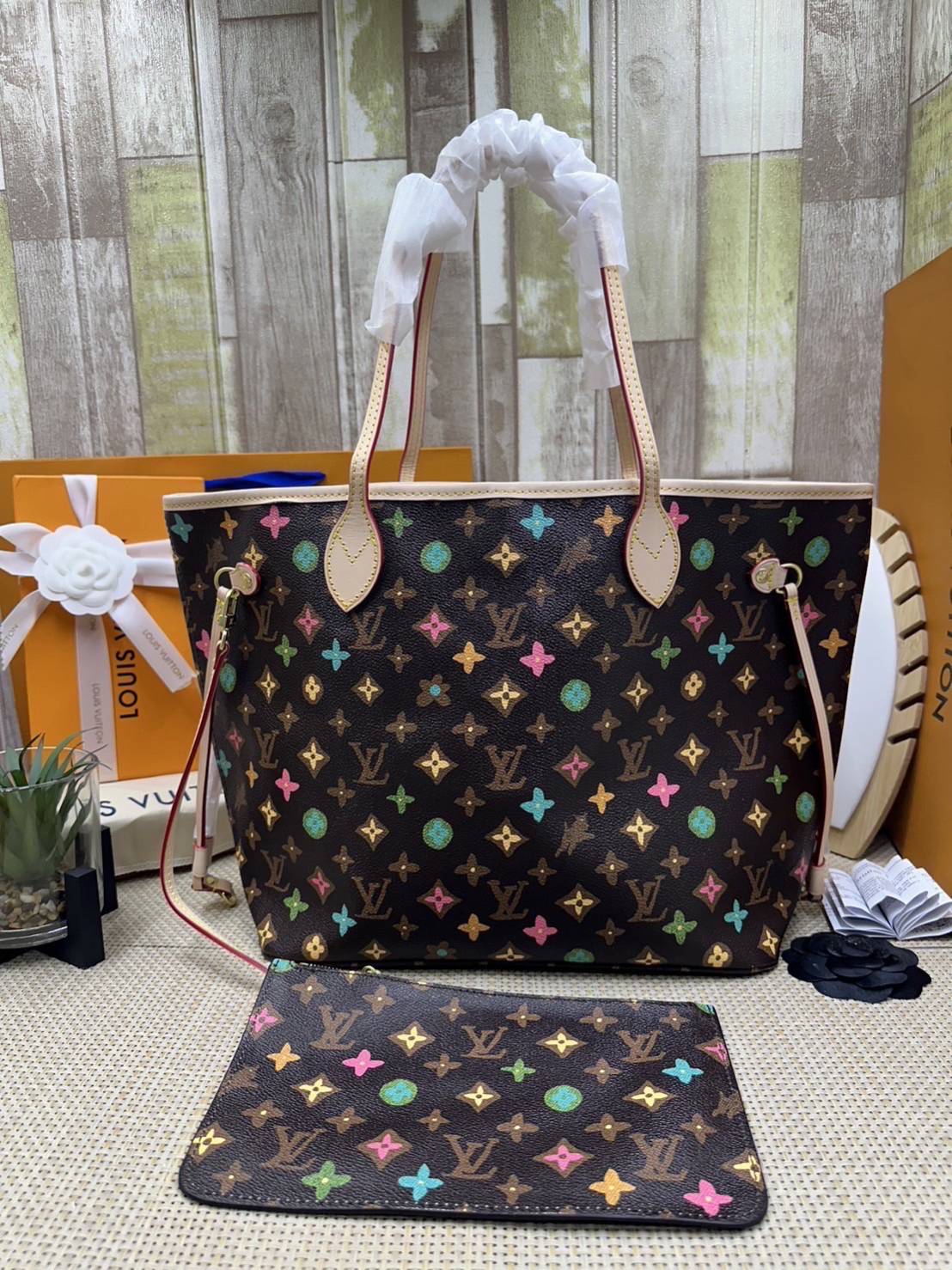 LV Neverfull MM Tote Monogram Canvas With Cat / Puppies กระเป๋าทรงโท้ท รุ่นลิมิเต็ด พิมพ์ลายน้องหมา น้องแมว ลวดลายท่องเที่ยว ลายสีสัน เป็นการรังสรรค์สุดท้าทายครั้งใหม่ของกระเป๋ารุ่นไอคอนิกจากหลุยส์ ผสานความหลากหลายในการใช้งานยุคใหม่กับพลังสีสันอันสดใสได้อ