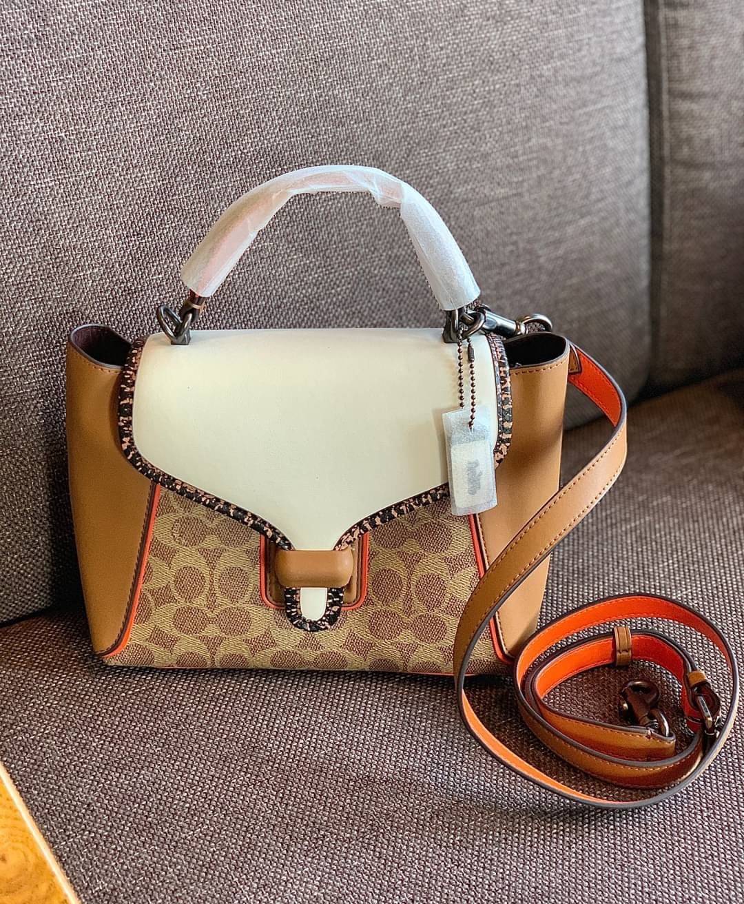 COACH COURIER CARRYALL 23 IN COLORBLOCK SIGNATURE CANVAS พร้อมส่ง 7 แบบ พร้อมส่ง ลุคดูไฮสุดๆค่ะ! กระเป๋าสะพายหนังหรูหราและคลาสสิค หนังแท้ชั้นดีที่สุด น้ำหนักเบา หนังสวยมากก สัมผัสแล้วหลงรักแน่นอนจ้าา😘