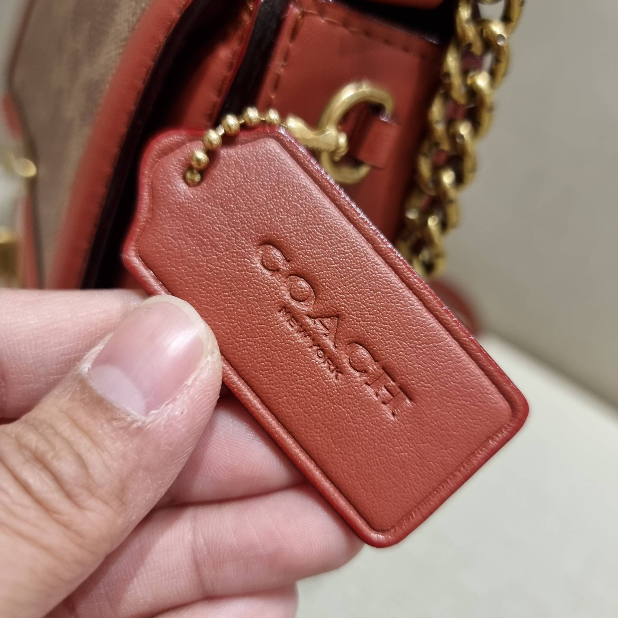COACH 3492 HUTTON SHOULDER BAG IN SIGNATURE CANVAS sold out ไปกันทั่วหน้าในหลายประเทศ กับกระเป๋าสะพายที่สุดของความหรู ดีไซน์คลาสสิควินเทจ ลูกเล่นสีแทนสนิมตัดกับอะไหล่สีทองเหลืองดูย้อนยุคและหรูหรา วัสดุหนังแคนวาสสลับหนังแท้ สายสะพายโซ่สลับหนัง ปรับสะพายได้