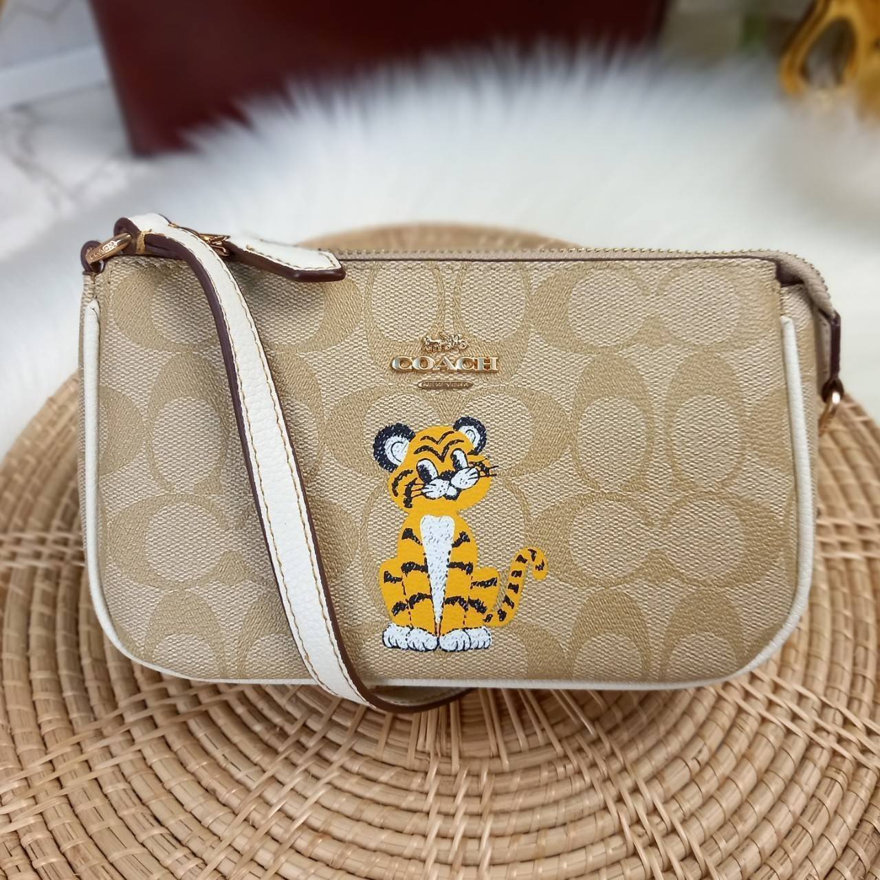 COACH NOLITA 19 IN SIGNATURE CANVAS WITH TIGER (C7699) 😻กระเป๋าถือ กระเป๋าสะพายทรงพอชเล็ก ปรับเป็นคล้องมือได้ รุ่นนี้ บอกเลยว่าใช้ง่ายสะพายคล่องมากๆ// จะสะพายไหล่ หรือปรับเปลี่ยนมาเป็นแบบคล้องมือเก๋ๆก็ยังได้ เพียงแค่ถอดตะขอมารวมกันไว้ที่หูกระเป๋าข