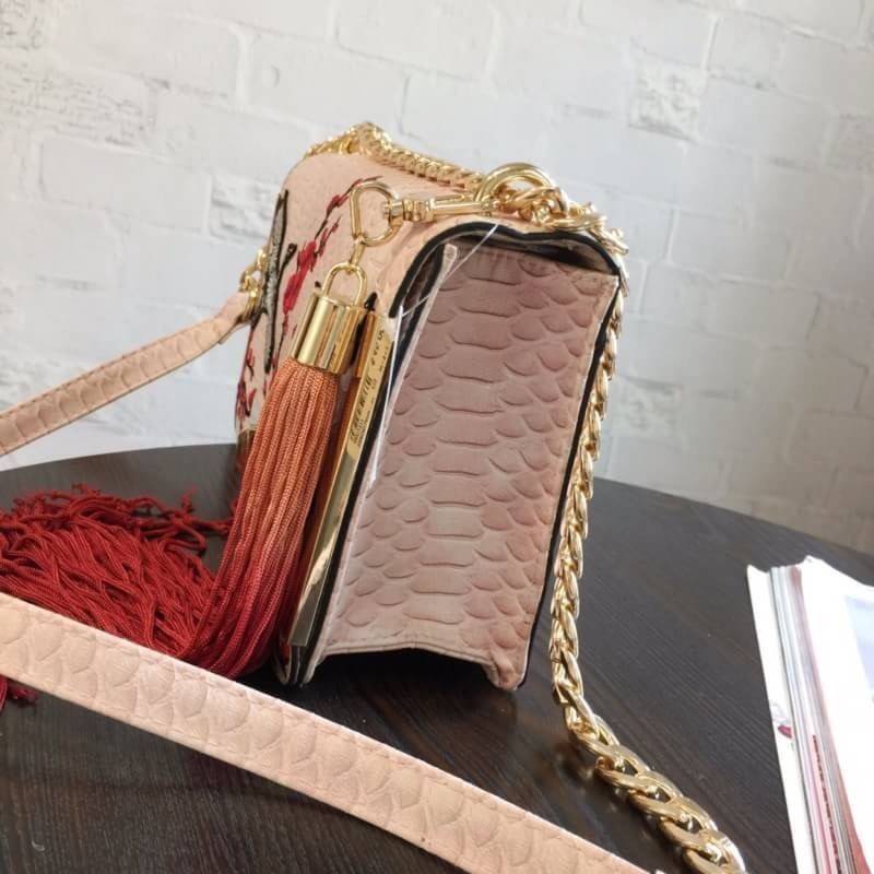 ALDO Bergantino Cross Body Handbag กระเป๋าถือหรือสะพายรุ่นใหม่ล่าสุดจาก ALDO แบรนด์ดังแคนนาดาดีไซน์สุดชิคน่ารักมุ้งมิ้งปักเลื่อมลายนกกระเรียนสวยสดใส พร้อมห้อยฟู่ฟรุ้งฟริ้ง เปิดปิดด้วยล๊อคบิดอะไหล่ทอง ภายในมีโลโก้ ช่องซิปและช่องใส่มือถือใส่กระเป๋าสตางค์ยาว