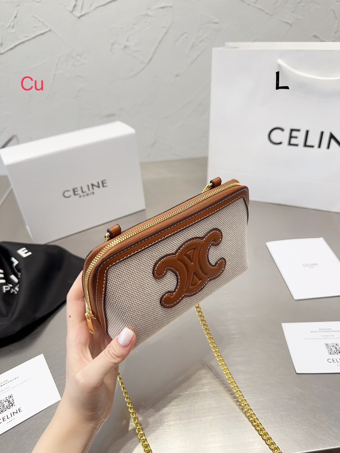 CELINE CLUTCH ON CHAIN CUIR TRIOMPHE IN TEXTILE AND CALFSKIN / CELINE POUCH กระเป๋าคลัทช์ดีไซน์เรียบหรูออกแบบมาได้อย่างลงตัว พร้อมสายสะพายโซ่ทองสุดหรู ด้วยรูปทรงที่สวยงามและทันสมัย สามารถใส่กระเป๋าสตางค์ใบสั้นหรือเครื่องสำอางค์ได้ตามขนาดกระเป๋า