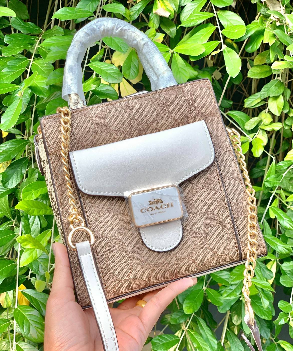 น้องเข้าใหม่ ไม่มีไม่ได้แล้ว ต้องรับไปดูแลเลยค่าา❤️ COACH MINI PEPPER CROSSBODY IN SIGNATURE ((C7227)) 📣พร้อมส่งที่ น้องใหม่ล่าสุดค่าา! กระเป๋าสะพายครอสบอดี้ร์ หรือหิ้วออกงานก็สวยไม่น้อยทีเดียวค่ะ หนังแท้นิ่มสวย หูหิ้วและด้านข้างกระเป๋าทำลา
