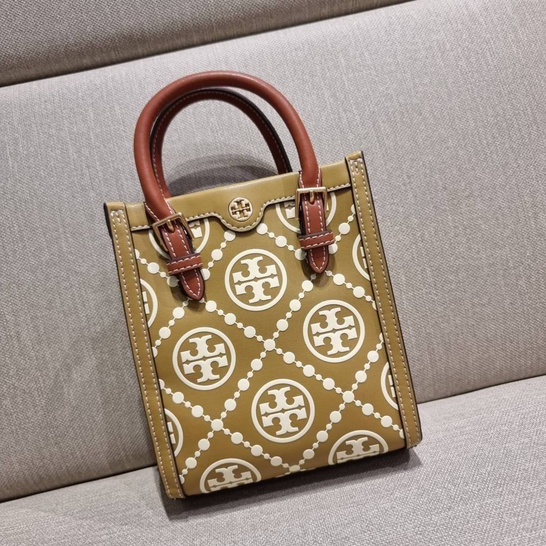 TORY BURCH T MONOGRAM EMBOSSED MINI TOTE สุดหรูกับกระเป๋าสะพายทรงโท้ท ไซส์มินิ ที่สร้างความหรูหราให้ตัวกระเป๋าด้วยดีเทลลายนูน แต่งแต้มลวดลายเอกลักษณ์ สีลูกคุณมากๆ!! วัสดุหนังแท้ ผิวสัมผัสดี ปากกระเป๋ามีแถบแม่เหล็กกันของหล่นได้ ภายในโล่ง ใส่ของจำเป็นได้ โท