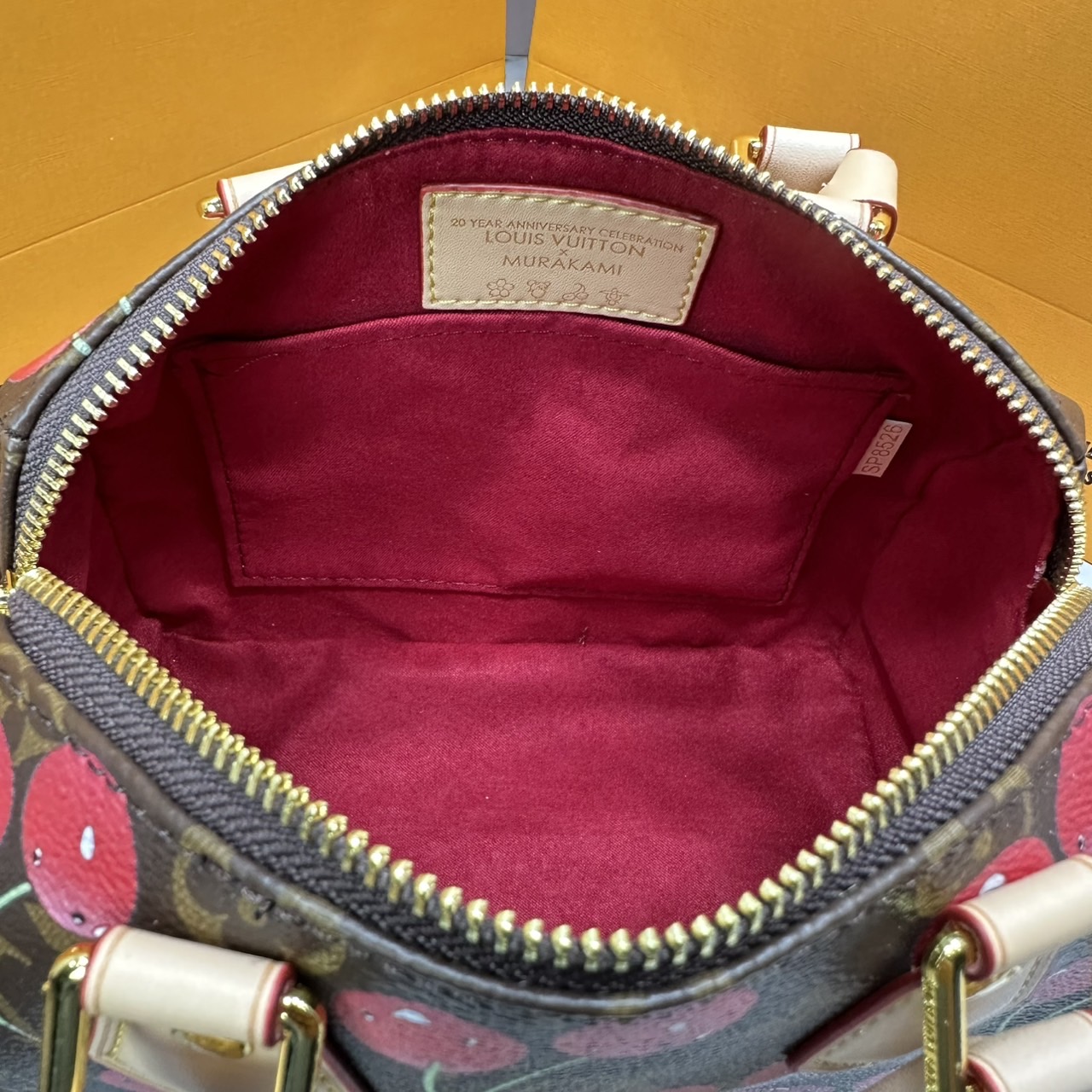 ORI หนังแท้ | 🍒 LV × TM Speedy Bandouliere 20 Bag Cherry Monogram กระเป๋าสะพายทรงหมอนใบเล็ก ดีไซน์สุดเก๋ไก๋ ด้วยลวดลายเชอร์รี่สีสันสดใสและน่ารักปรับลุคให้มีชีวิตชีวา คอลใหม่สุดเอ็กซ์คลูซีฟ