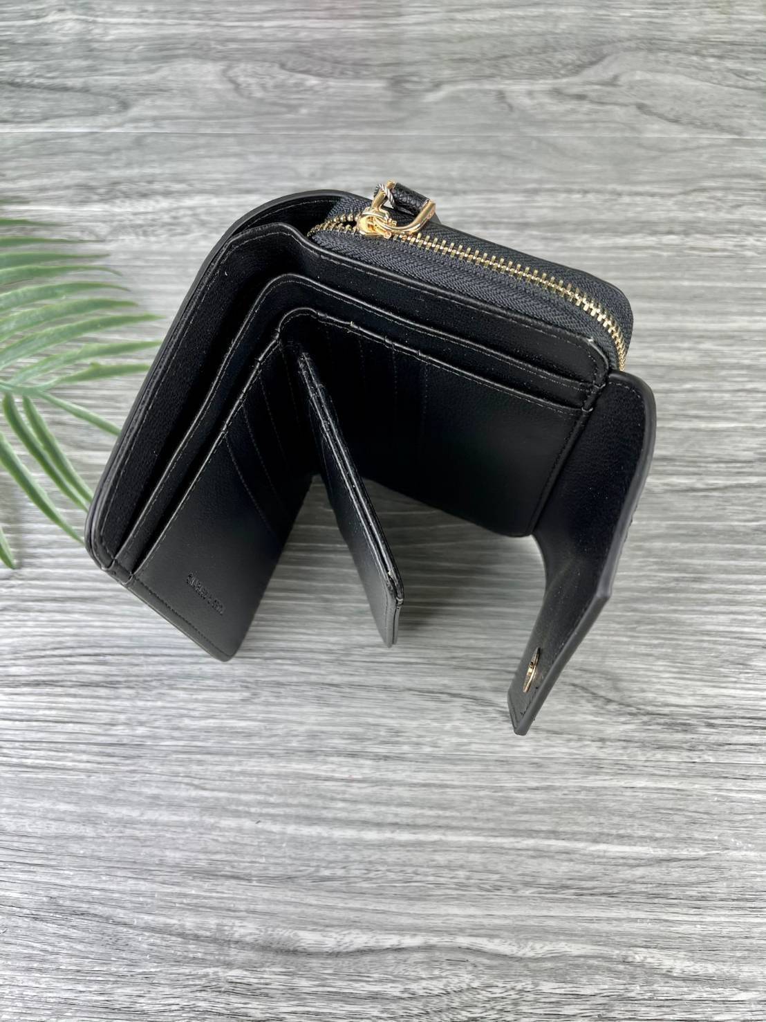 CHARLES & KEITH ENVELOPE SMALL WALLET กระเป๋าเงินใบกลาง วัสดุหนังพิมพ์ลายสีสวยน่ารัก ด้านหน้าปั๊มโลโก้แบรนด์ เปิดปิดด้วยกระดุมแม่เหล็ก