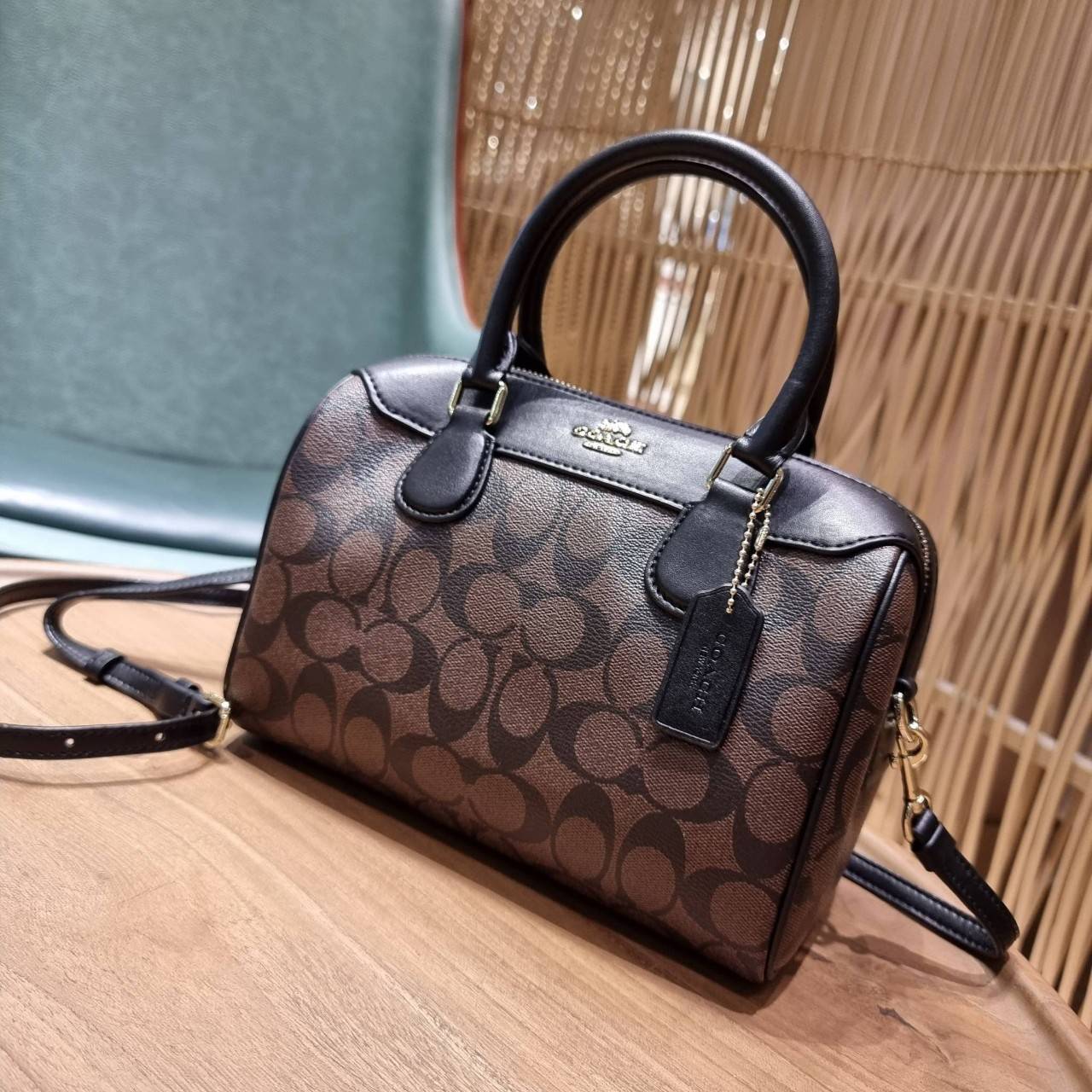 COACH F32203 MINI BENNETT SATCHEL IN SIGNATURE CANVAS กลับมาอีกครั้ง!! กับกระเป๋าทรงหมอนยอดฮิต 🥳 มีกี่สีก็ขายหมด วัสดุหนังแคนวาสเคลือบลาย ทรงสวยใช้งานได้ทุกโอกาส ภายในโล่งกว้างใส่ของได้เยอะ มีหูจับในตัว และสายสะพาย crossbody ปรับได้ตามตัว ใบนี้ไม่