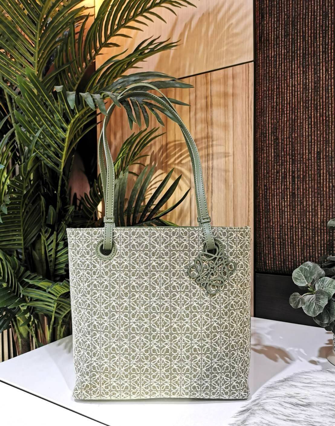 LOEWE ANAGRAM TOTE BAG VIP GIFT WITH PURCHASE GWP พรีเมี่ยมกิ๊ฟ Limited จาก LOEWE PERFUME DUTYFREE ไอเท็มใหม่! ดีไซน์สวยคงเอกลักษณ์ด้วยวัสดุ Anagram Canvas Jacquard Fabric ผสมผสานหนังแท้ Calfskin ลงตัวสุดคลาสสิค ขนาดกำลังดี น้ำหนักเบา ใส่เอกสาร A4 Noteboo