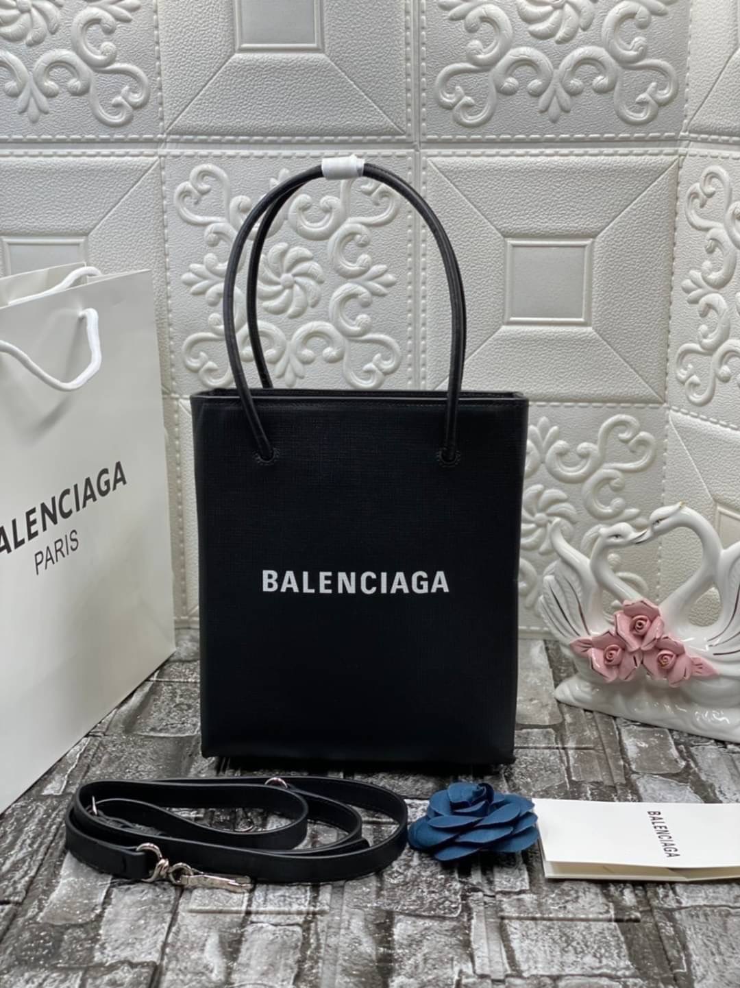 หนังแท้ BALENCIAGA XXS TOTE / Balenciaga shopping tote xxs พกกระเป๋าช้อปปิ้ง ไปทุกที่ในฤดูกาลนี้ ดีไซน์ที่ใช้ได้ทุกวันตั้งแต่หนังแบบมีเท็กซ์เจอร์ ภาพสินค้าถ่ายจากงานขายจริง ใช้งานต่างประเทศได้