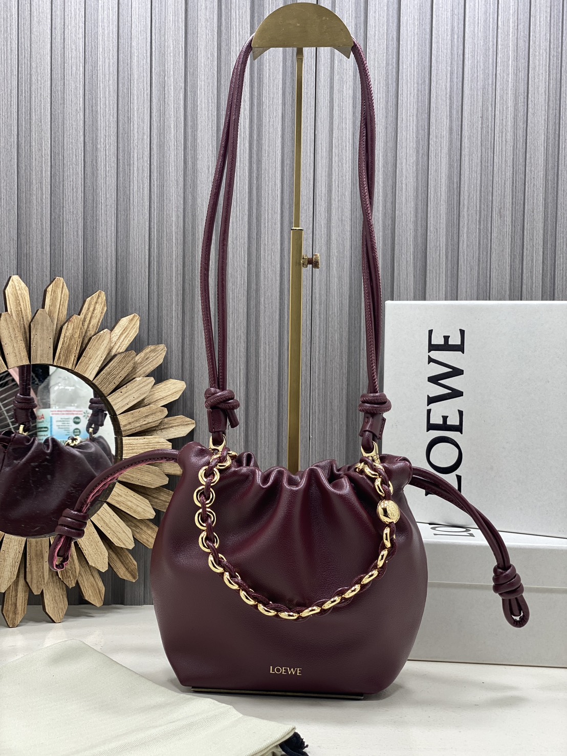 ORI หนังแท้ | LOEWE Mini Flamenco purse in mellow nappa leather / Loewe Bucket Bag กระเป๋าสะพายทรงบัคเก็ตไซส์มินิ หนังเรียบสวยหรู เรียบง่าย หนังแท้ผิวสัมผัสนุ่มมือ น้ำหนักเบาและนุ่มสบาย ดีไซน์จับจีบ เชือกผูกแบบปมโบราณ และสายโซ่รูปโดนัท