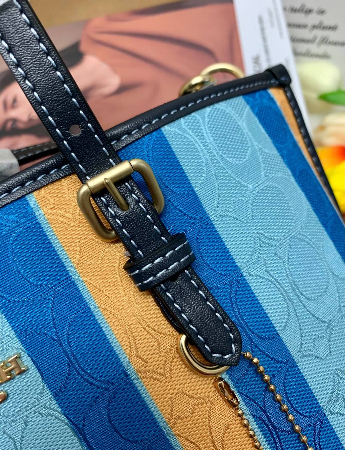 COACH C4086 MOLLIE TOTE 25 IN SIGNATURE JACQUARD WITH STRIPES แจกความสดใสด้วยลุคคัลเลอร์ฟูล กระเป๋าทรงโท้ท มินิไซส์ ตกแต่งลายเอกลักษณ์ถักทออยู่บนผ้า jacquard ตัดกับลายเส้นสีสันสวยงาม ลงตัวไม่ซ้ำใคร ภายในเป็นช่องโล่ง มีช่องซิปกลางใส่ของได้ ขนาดกำลังดีแบบใส