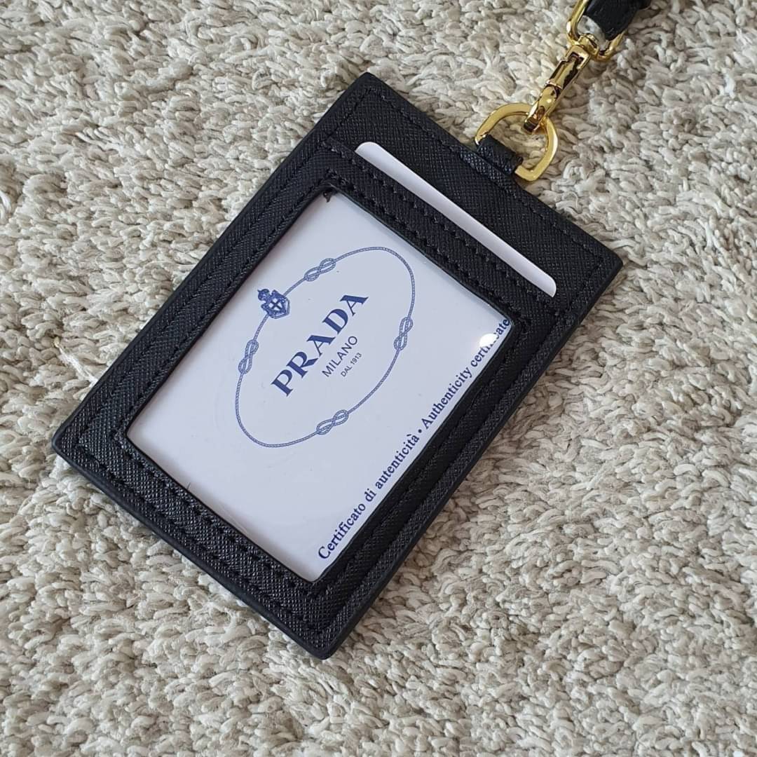 PRADA Leather Badge Holder สิ้นสุดการรอคอย!! พร้อมส่งที่ไทยแล้วค่ะ สายคล้องบัตรสุดคลาสสิค วัสดุหนังพรีเมี่ยม SAFFIANO อะไหล่ทอง ปั้มแบรนด์ ด้านหน้ามีช่องใส่บัตร1ใบ ประกับโลโก้PRADA และด้านหลังใส่บัตรได้อีกหนึ่งใบ(