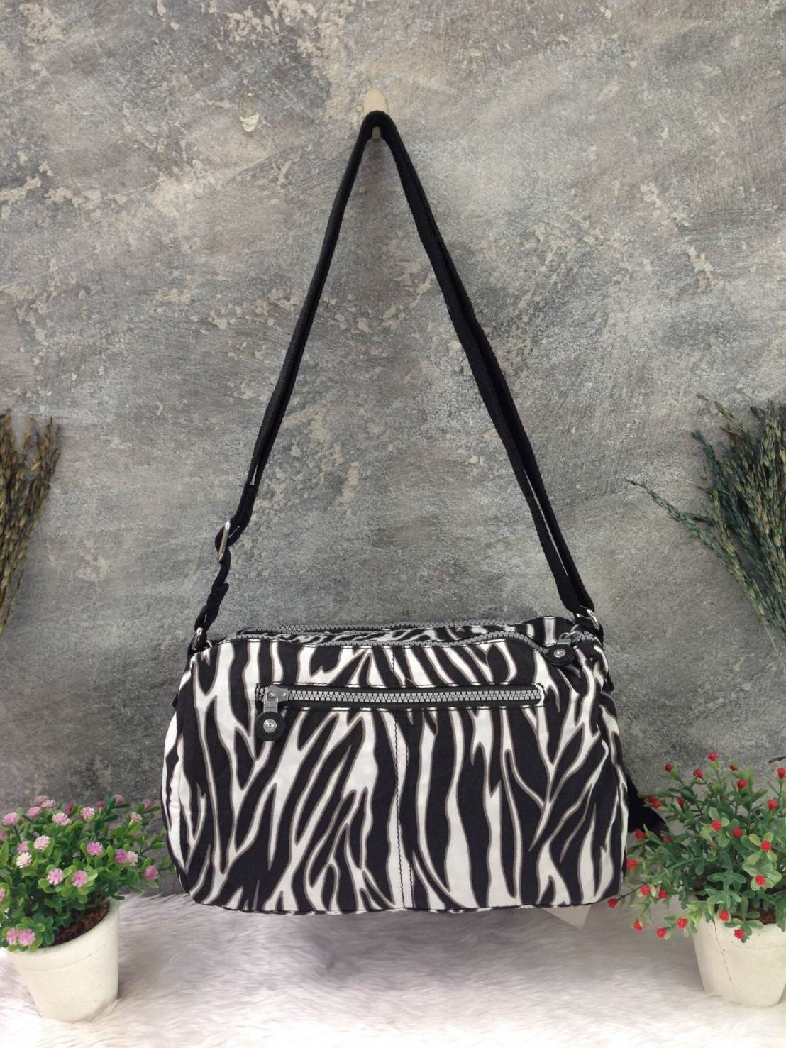 🎄กระเป๋าสะพาย KIPLING รุ่น Reth วัสดุไนล่อนคุณภาพดี มาพร้อมดีไซน์ทันสมัย และสามารถใช้งานได้อย่างดี เข้ากับทุกการแต่งตัว โดดเด่นด้วยพื้นที่ภายในและช่องต่างๆ ที่ให้คุณจัดเก็บของสำคัญได้ครบถ้วน ไม่ว่าจะเป็นมือถือ ปากกา หรือไอเท็มจำเป็นของคุณ สายสามาร