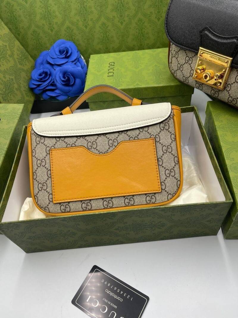 VIP GIFT 】หนังแท้ GUCCI mini Padlock bag GG Supreme canvas หนึ่งในแบรนด์เนมยอดฮิตระดับโลกที่สายแฟชั่นตัวจริงต้องมีสักใบในตู้ เพราะเป็นแบรนด์ที่เหล่าบรรดาเซเลปและดาราใช้กันเยอะมาก รุ่นก็เป็นอีกหนึ่งใบที่คุ้มค่าคุ้มราคามากค่ะ ด้วยดีไซน์ที่ใช้งานได้หลายโอกาส