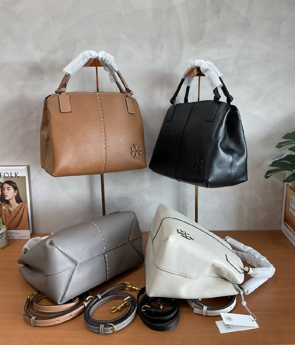 TORY BURCH Mcgraw Satchel Tote Bag (Size L) กระเป๋าถือ/สะพาย Crossbody วัสดุหนังลูกวัวแท้ 100% ด้านหน้าประดับโลโก้หนัง ตัดเป็นรูปตัว T สัญลักษณ์แบรนด์ ตัวกระเป๋าเดินด้ายเล่นลายเพิ่มลูกเล่น เพื่อความเก๋!!