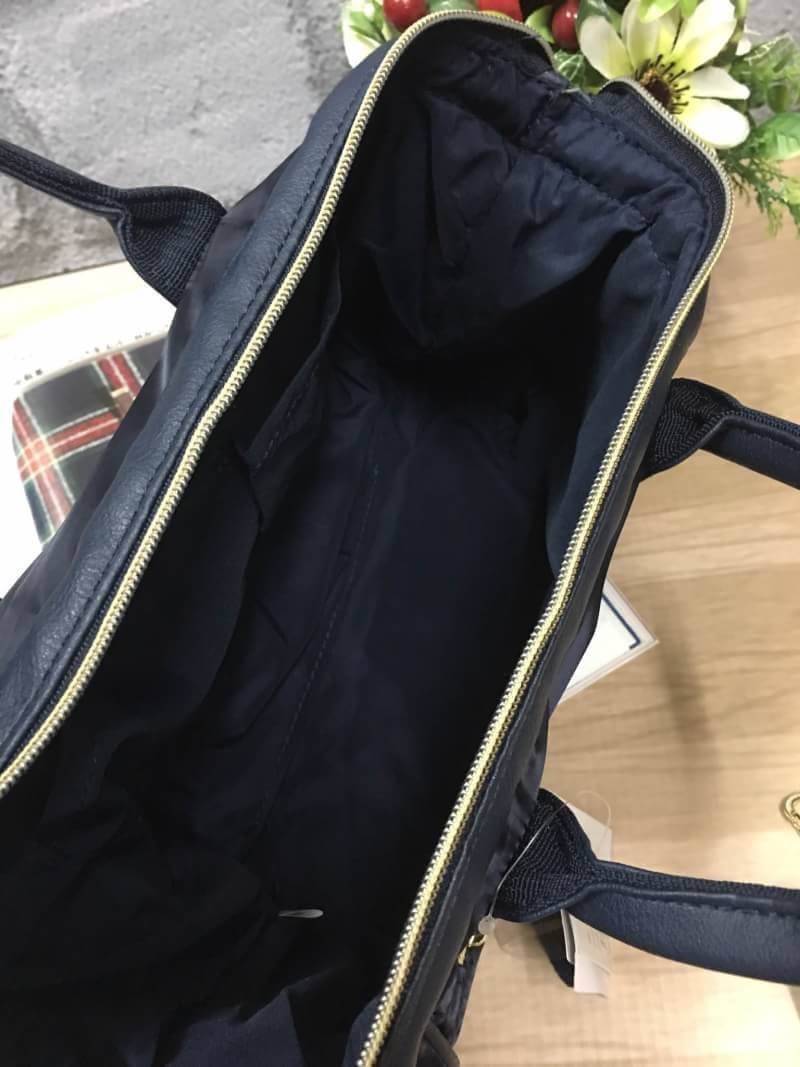 ANELLO NYLON 2 WAY MINI BOSTON BAG 2017 แบรนด์ฮิตติดลมบนในขณะนี้ กับคอลเลคชั่นใหม่เป็นรุ่นทรงShoulder bag วัสดุNYLON สลับกับ Pu น้ำหนักเบา กันน้ำได้ ช่องใหญ่เปิดปิดด้วยซิปคู่ ปากกระเป๋ามีโครงสะดวกใช้ ดูแลรักษาง่าย ตัวจริงน่าใช้ทุกสีเลยคะ เป็นรุ่นใหม่อีกรุ