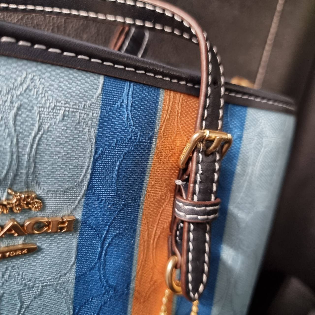 COACH C4086 MOLLIE TOTE 25 IN SIGNATURE JACQUARD WITH STRIPES แจกความสดใสด้วยลุคคัลเลอร์ฟูล กระเป๋าทรงโท้ท มินิไซส์ ตกแต่งลายเอกลักษณ์ถักทออยู่บนผ้า jacquard ตัดกับลายเส้นสีสันสวยงาม ลงตัวไม่ซ้ำใคร ภายในเป็นช่องโล่ง มีช่องซิปกลางใส่ของได้ ขนาดกำลังดีแบบใส