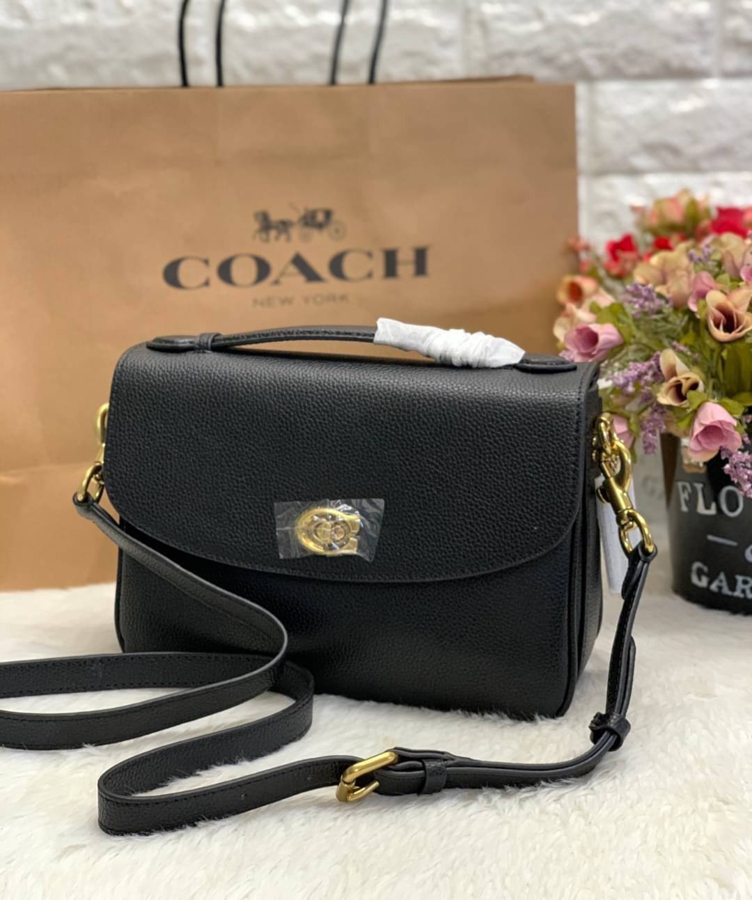 COACH CASSIE CROSSBODY BAG((68349//68348)) พร้อมส่งค่ะ! รุ่นฮิต กระเป๋าหิ้วได้//สะพายข้างหรือครอสบอดี้ร์ได้ หนังแท้นิ่มสวย เปิดปิดกระเป๋าแบบหมุนล็อค ภายในกระเป๋ามี3ช่องให้ใส่ของ แต่ล่ะช่องกว้าง สามารถใส่กระเป๋าเงินใบยาวได้;ของอื่นๆได้จุทีเดียวค่ะ ;มีช่องซ