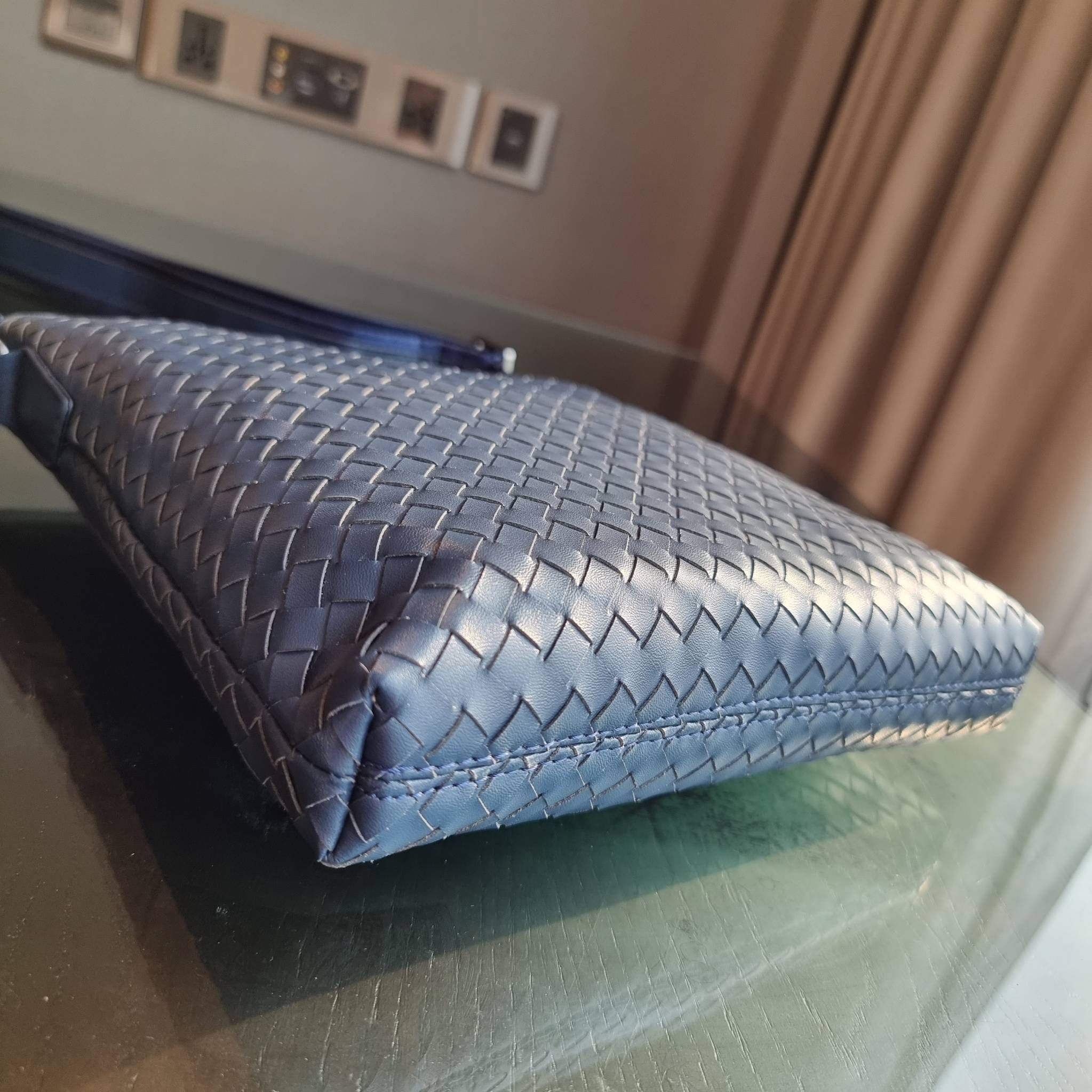 VIP 】อีกหนึ่งไอเท็มเด็ดที่หนุ่มๆรอคอย กระเป๋าสะพายข้างทรงแมสเซนเจอร์ B.ottega venata vip bag ดีไซน์คลาสสิคเอกลักษณ์ ลายสานเรียบหรู ดูแพง ทรงผู้ดี หล่อไปอีก อัพลุคไปอีก วัสดุหนังวัวเต็มใบ เปิด-ปิดด้วยซิป ภายในโล่งกว้างใส่ของได้ครบถ้วนสิ่งสำคัญ สายสะพายปรับ