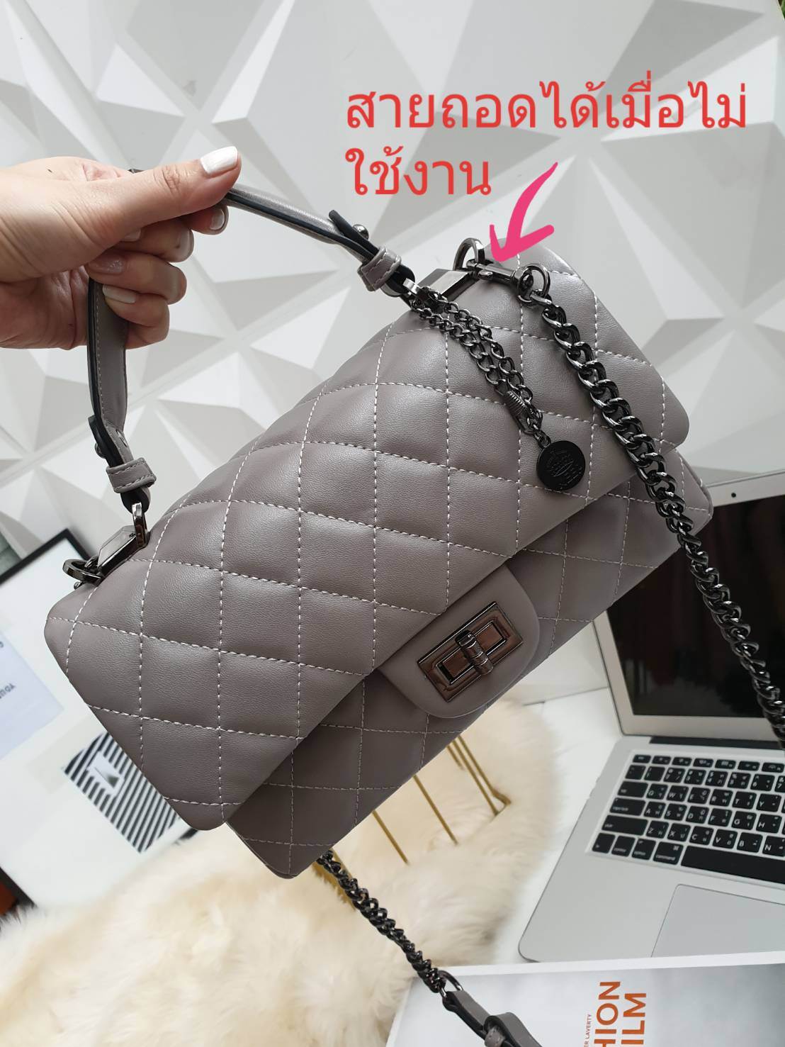 สินค้าเข้าใหม่ KEEP รุ่น Coco chain handbag ✨กระเป๋าทรงหรูวัสดุทำจากหนังแกะสังเคราะห์ หนัง นิ่ม ฟู ตึง สวยอยู่ทรงตามแบบฉบับของแบรนด์ รุ่นใหม่ตัวนี้ปักลายตารางสวยหรู การเย็บประณีตทุกตาราง อะไหล่สีดำ เงา เกรดพรีเมี่ยม ✨รุ่นนี้ดีไซน์มีหูหิ้ว สา