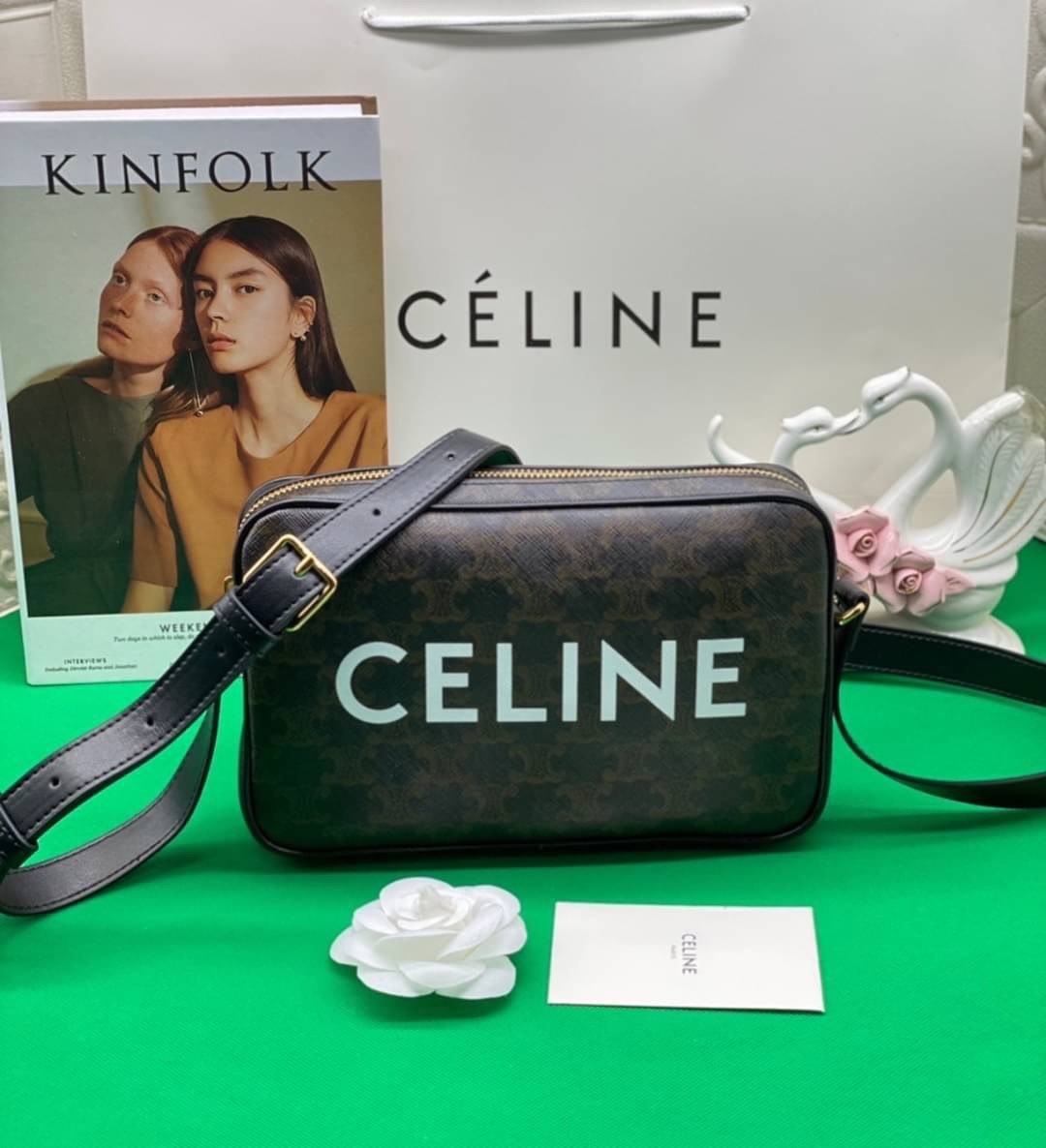 หนังแท้ CELINE Medium Messenger Bag In Triomphe Canvas With Celine Print In Black กระเป๋าทรงครอสบอดี้ วัสดุหนังแท้ทั้งใบ ขนาดกลางกำลังดี น้ำหนักเบา รูปทรงใช้งานง่าย ได้ทั้งหญิงชาย ภาพสินค้าถ่ายจากงานขายจริง ใช้งานต่างประเทศได้