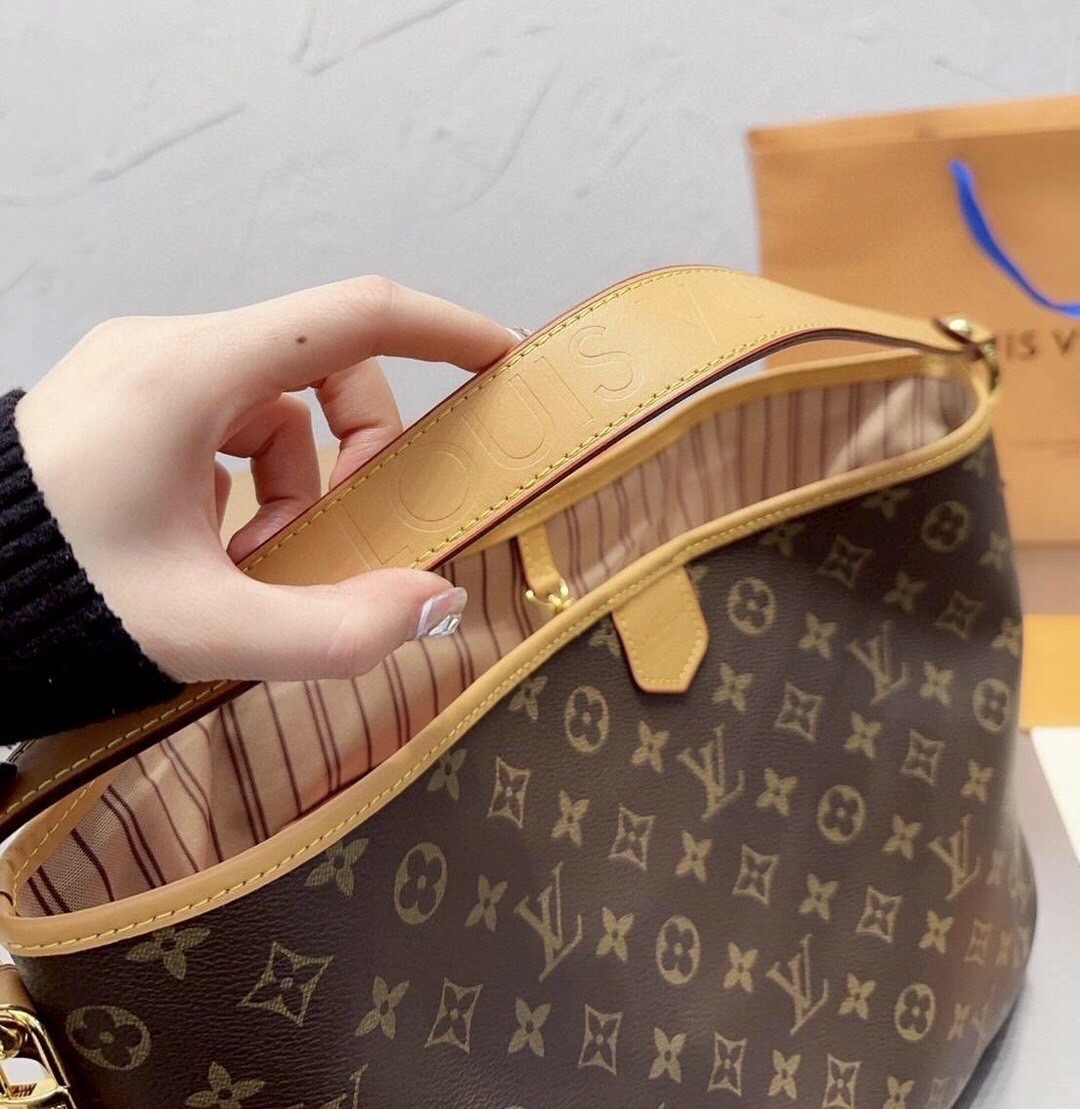 LV Delight Tote Bag กระเป๋าทรงโท้ทใบใหญ่ ขนาดจุได้แบบล้นๆ มาพร้อมใบเล็กเข้าเซ็ทพิเศษที่สุด!! สมใจใครที่มองหากระเป๋าใบโปรด