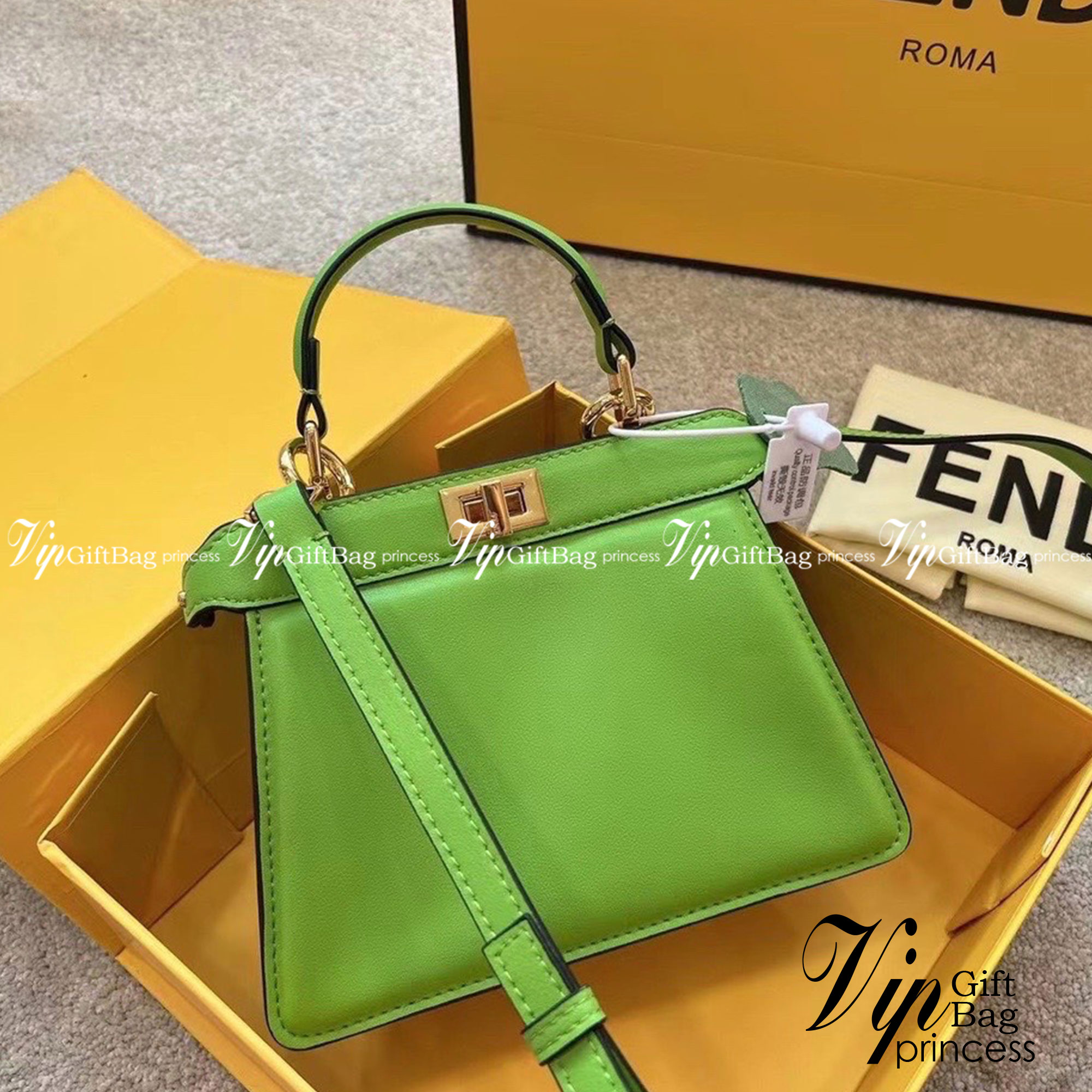 FENDI peekaboo 20cm เกระเป๋าสะพายเฟนดิ คลาสสิกตามแบบฉบับแบรนด์ สวยไฮโซมากแม่ สุดฮิตรุ่น Peekaboo ขนาดกำลังดีหนังเรียบสีพื้นมาใหม่ สวยหรูดูไฮโซ มาพร้อมสายสะพายยาวถอดออกถือได้ วัสดุคุณภาพอย่างดี ขนาดกะทัดรัดและดีไซน์ที่เรียบหรู